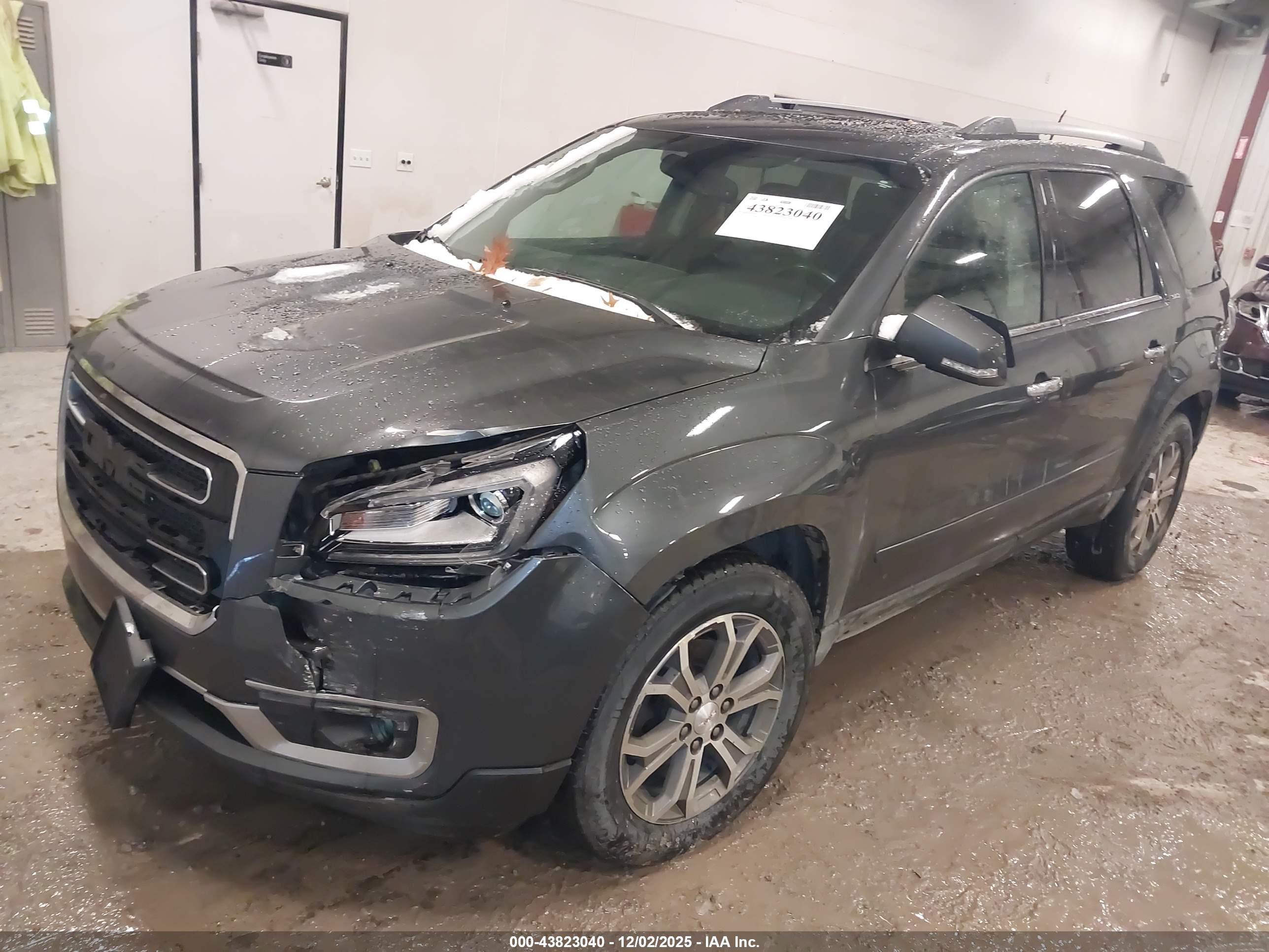 GMC ACADIA image 2