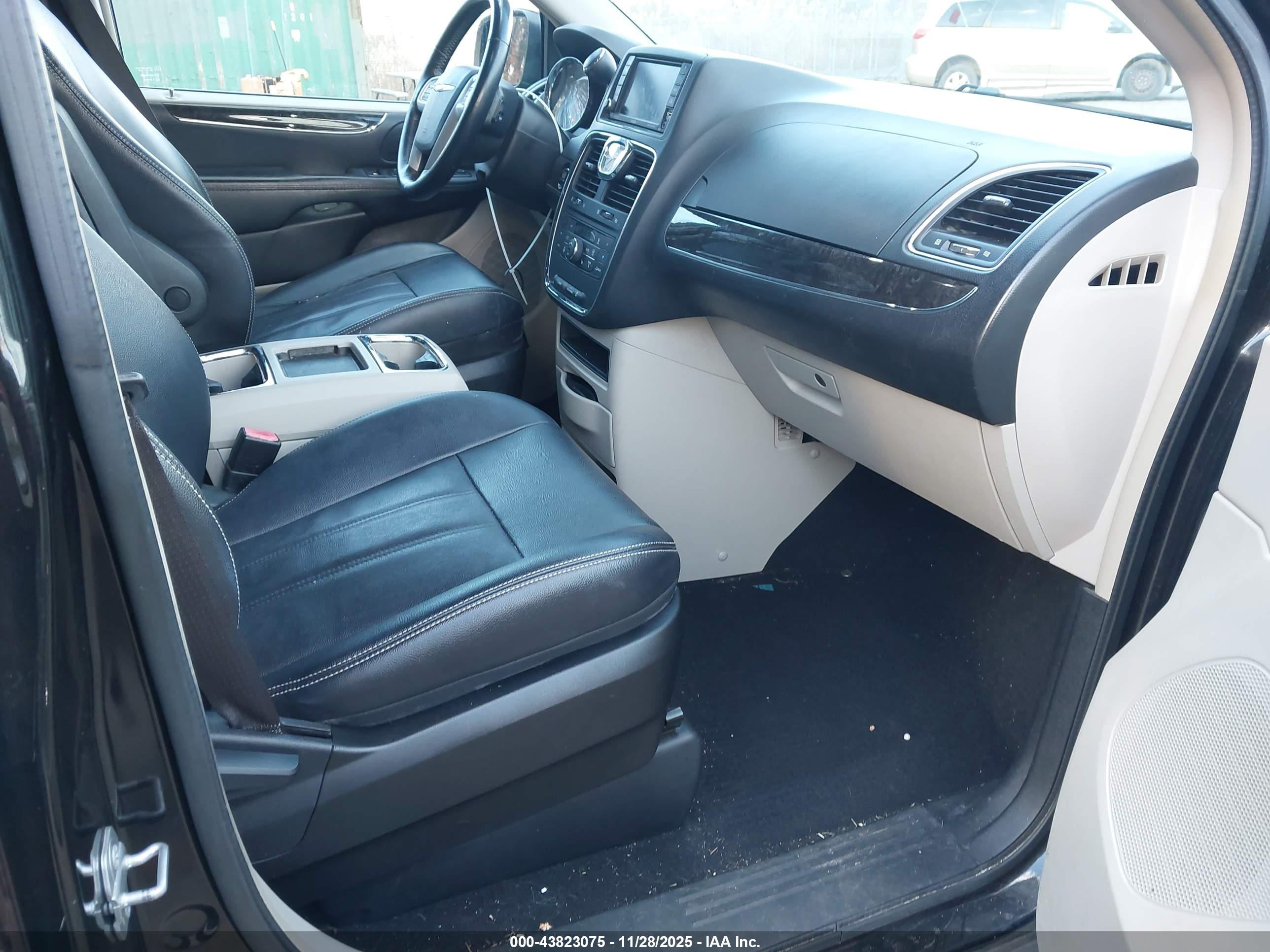 CHRYSLER TOWN image 5