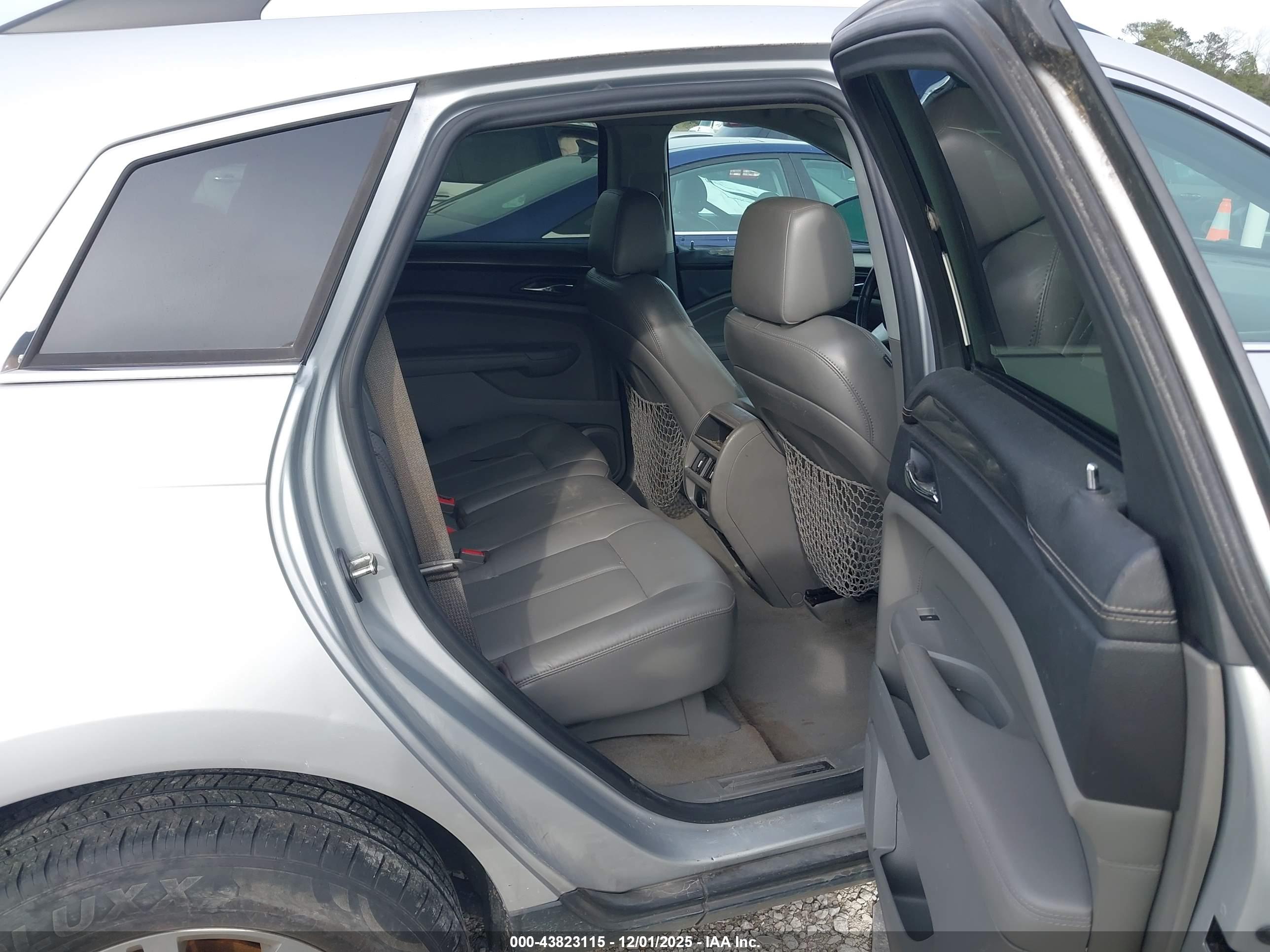 CADILLAC SRX image 8