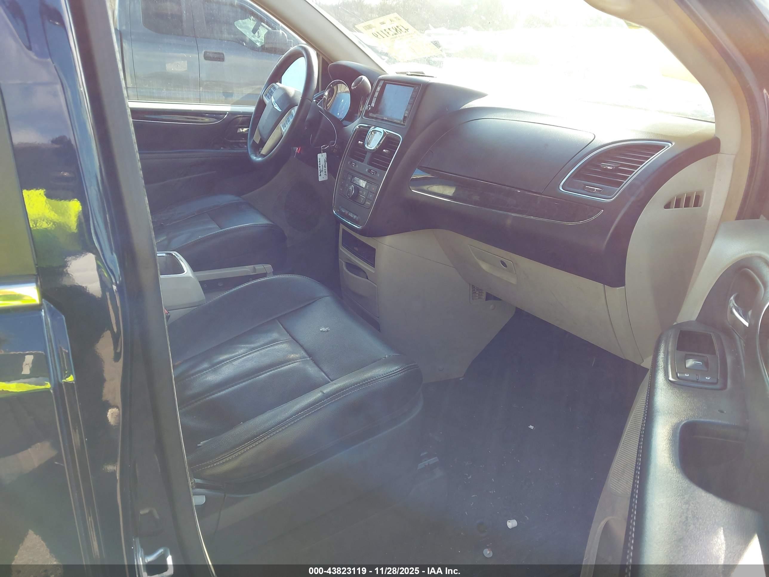 CHRYSLER TOWN image 5