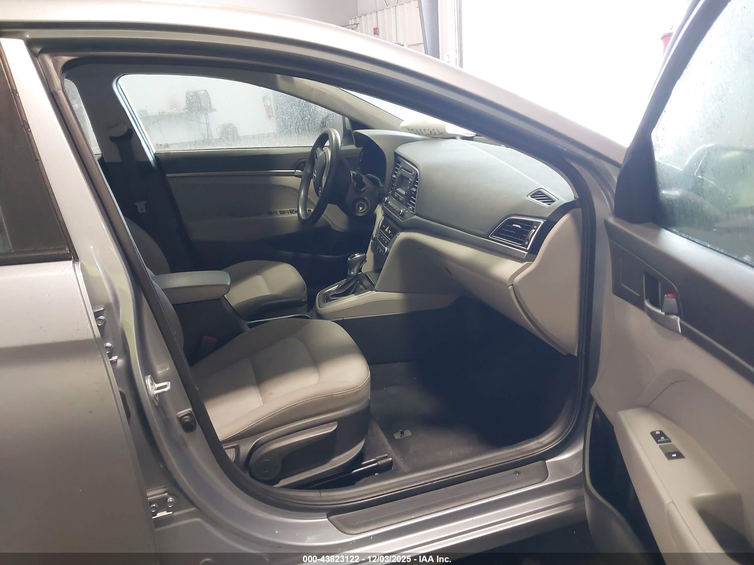HYUNDAI ELANTRA image 5