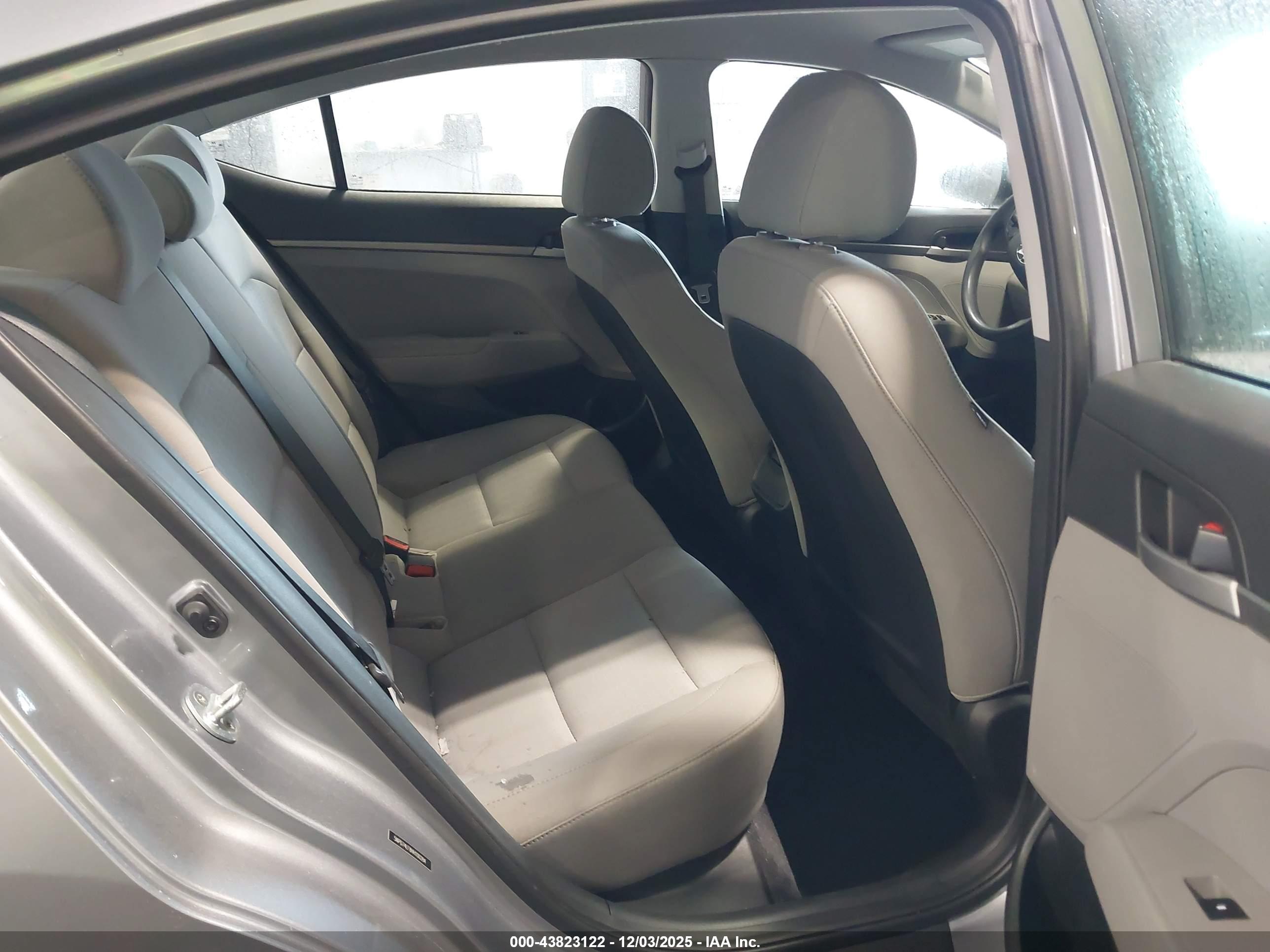 HYUNDAI ELANTRA image 8
