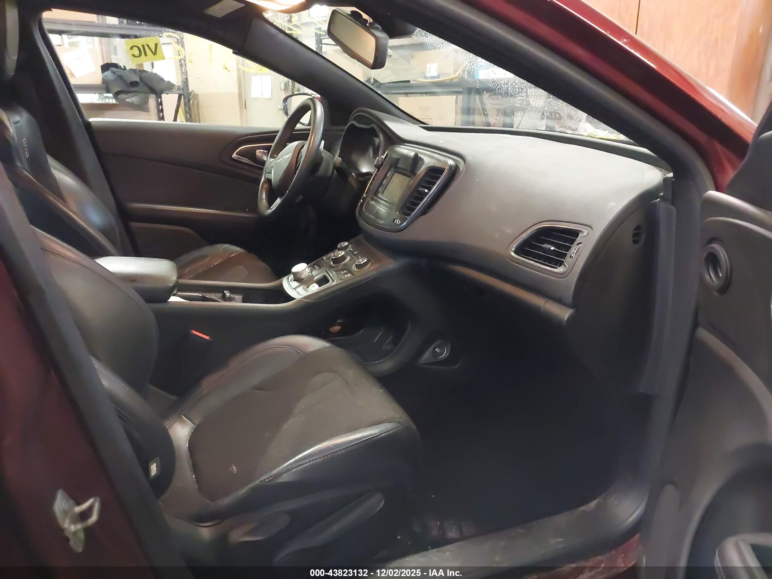 CHRYSLER 200 image 5