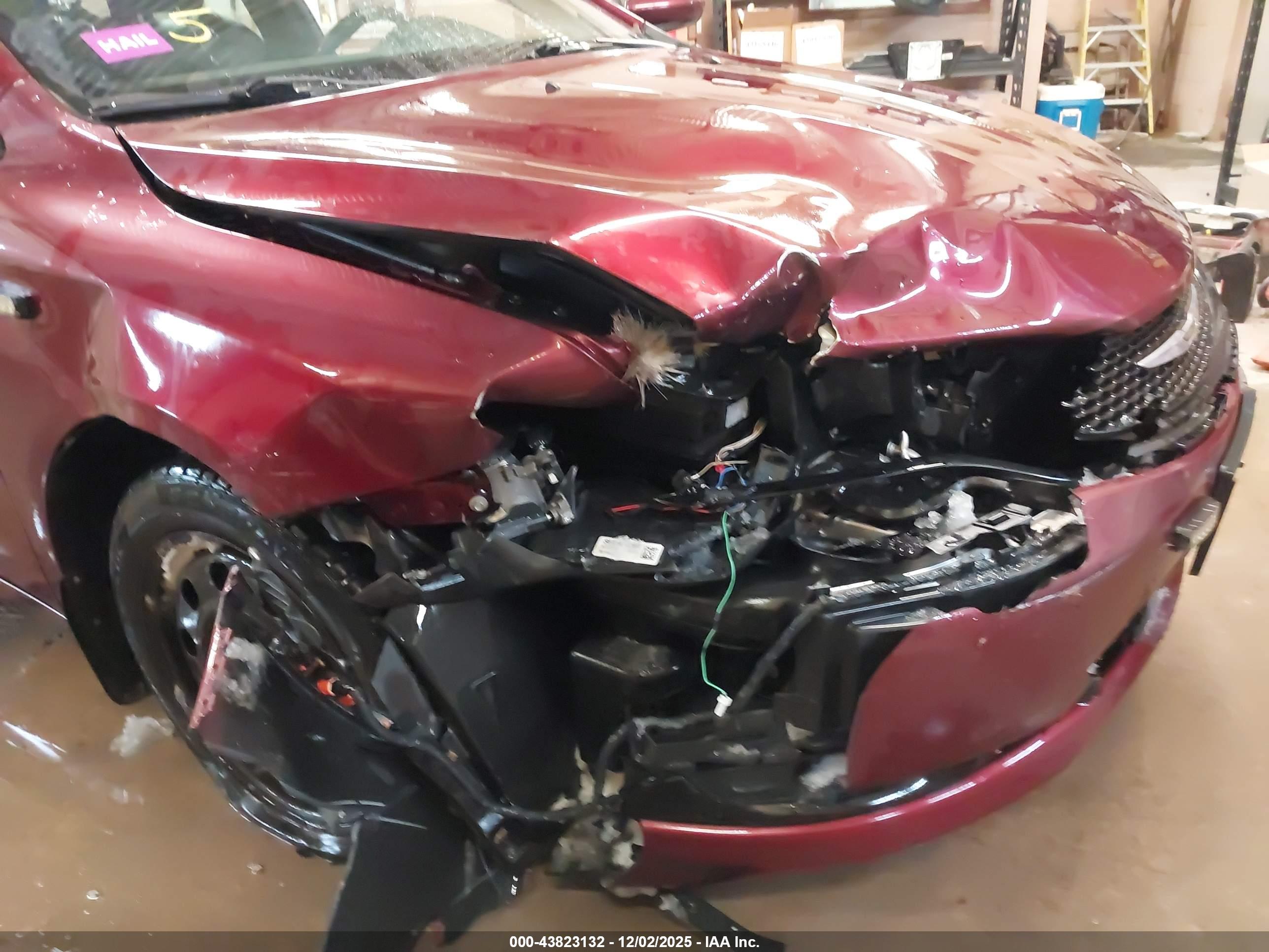 CHRYSLER 200 image 6