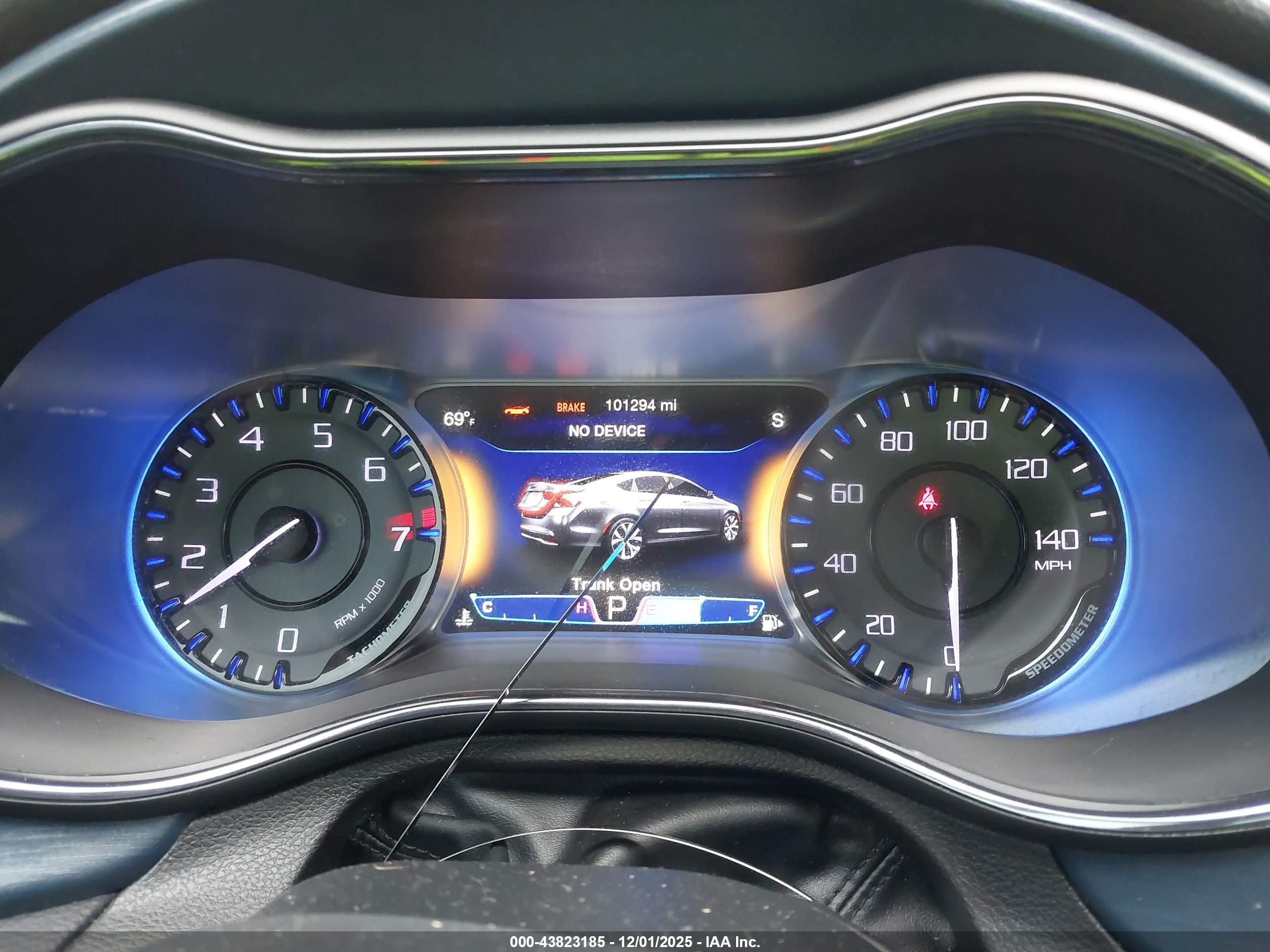 CHRYSLER 200 image 7
