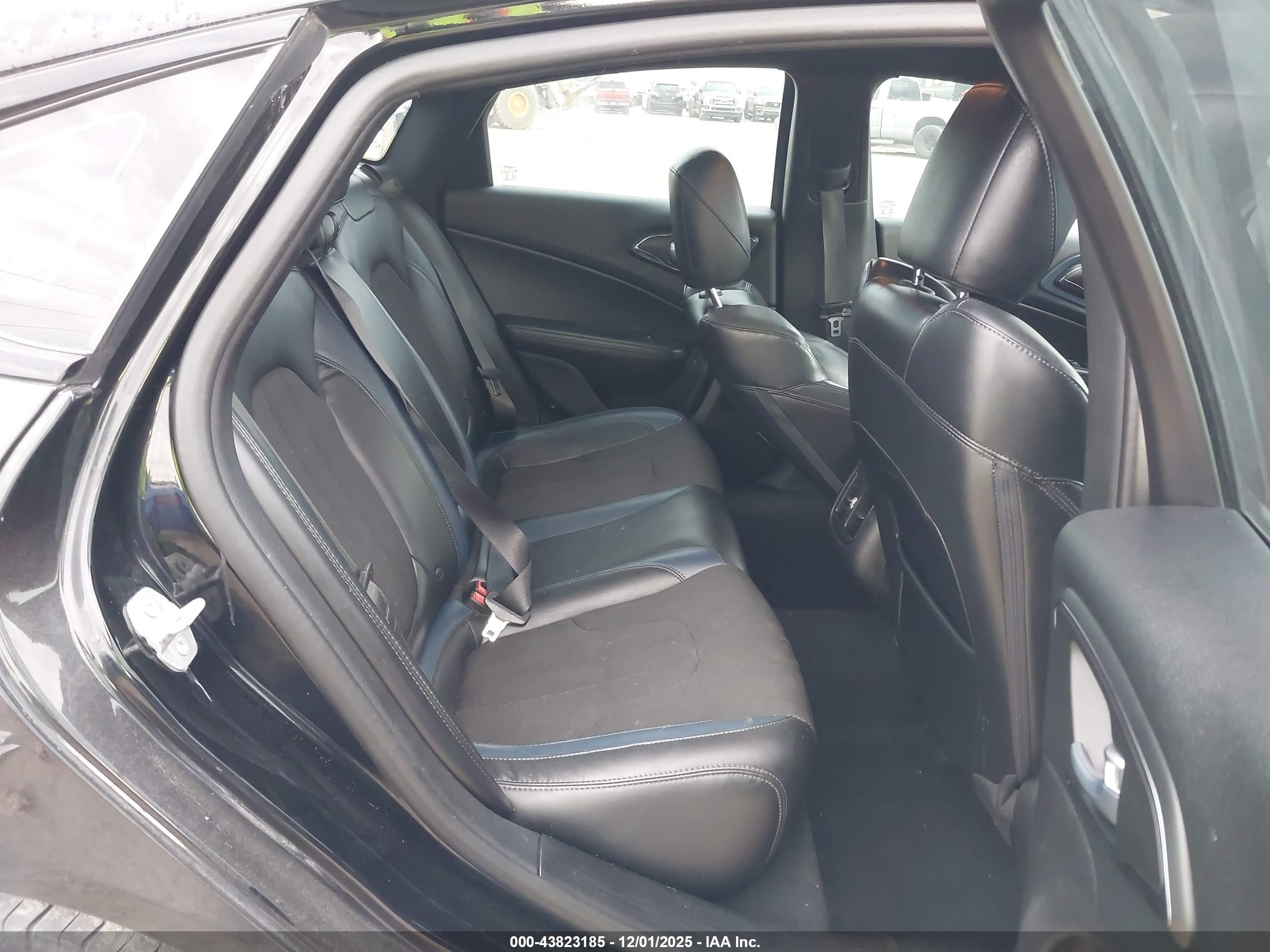 CHRYSLER 200 image 8