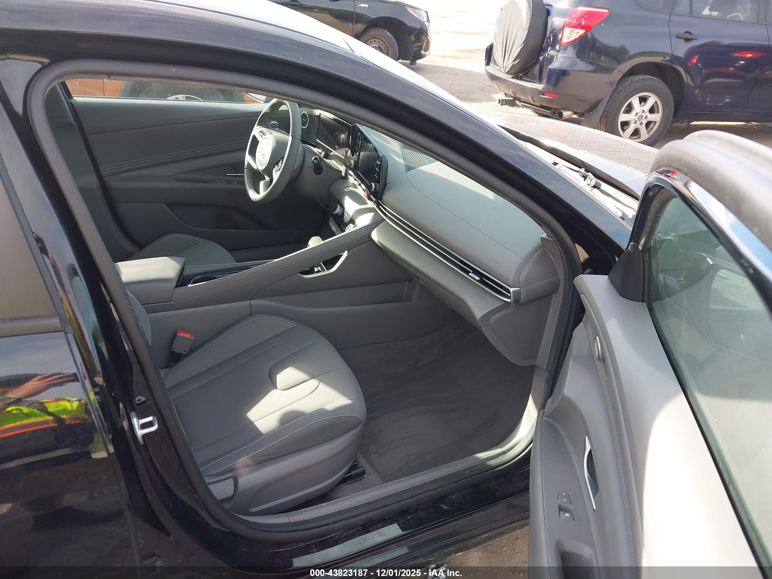 HYUNDAI ELANTRA image 5