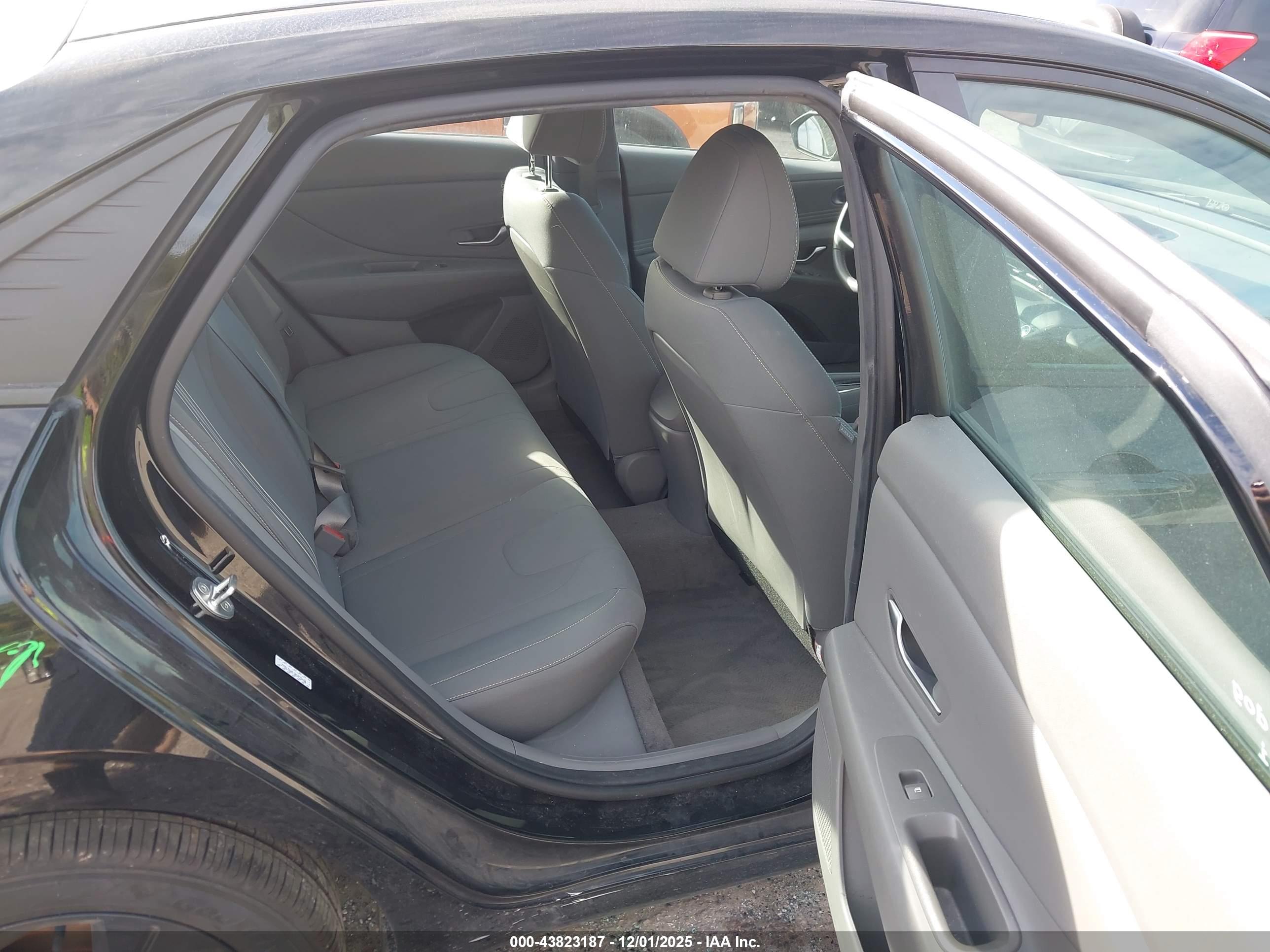 HYUNDAI ELANTRA image 8