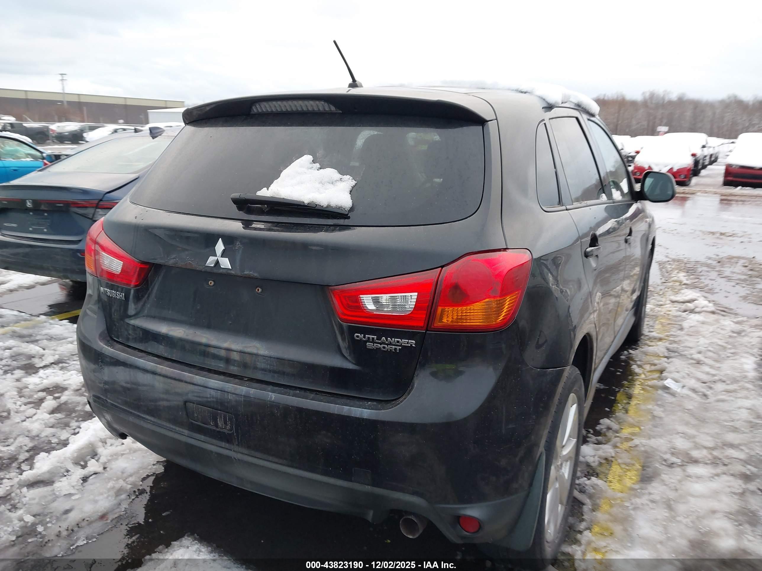 MITSUBISHI OUTLANDER image 4