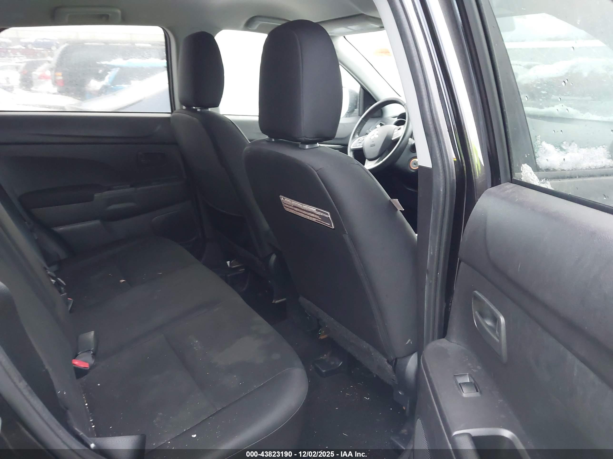 MITSUBISHI OUTLANDER image 8