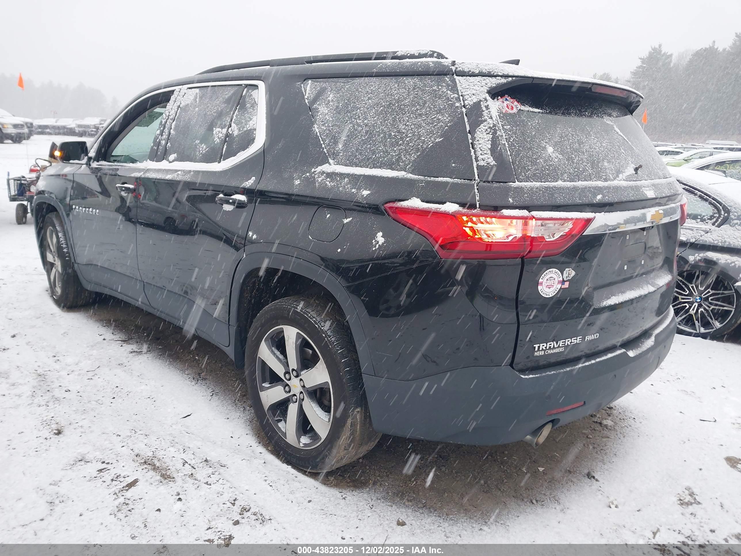 CHEVROLET TRAVERSE image 3