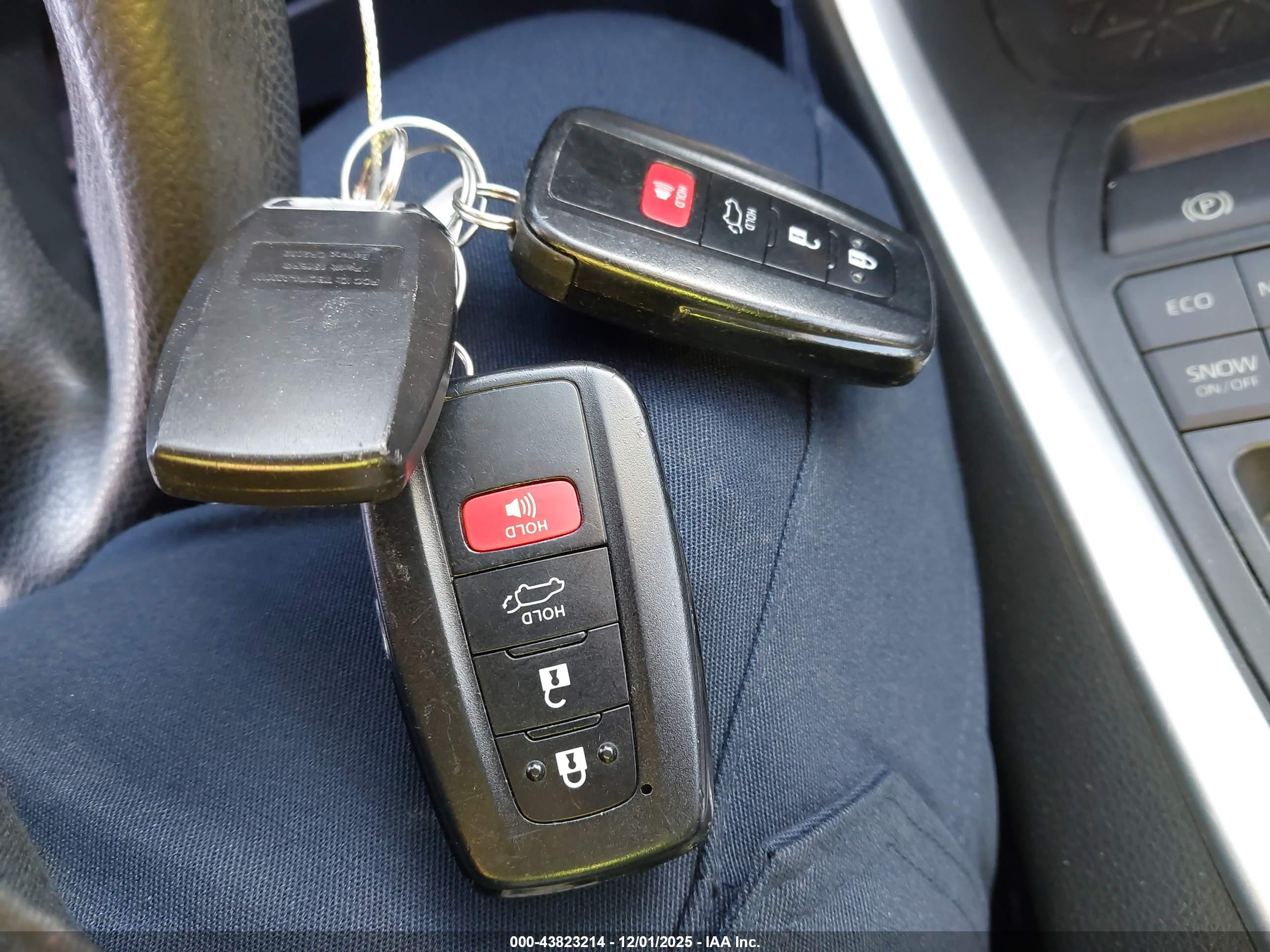 TOYOTA RAV4 image 11
