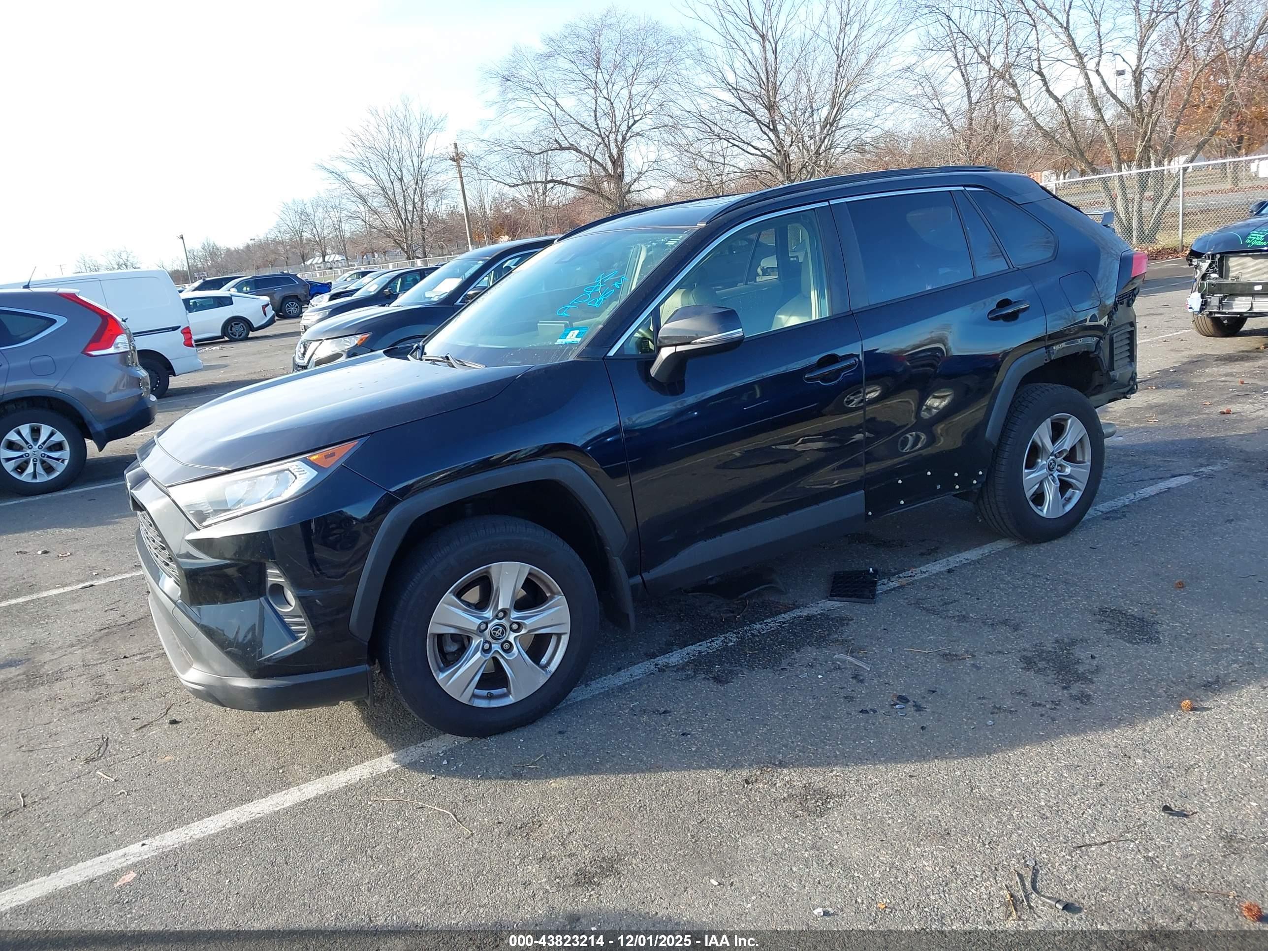 TOYOTA RAV4 image 2