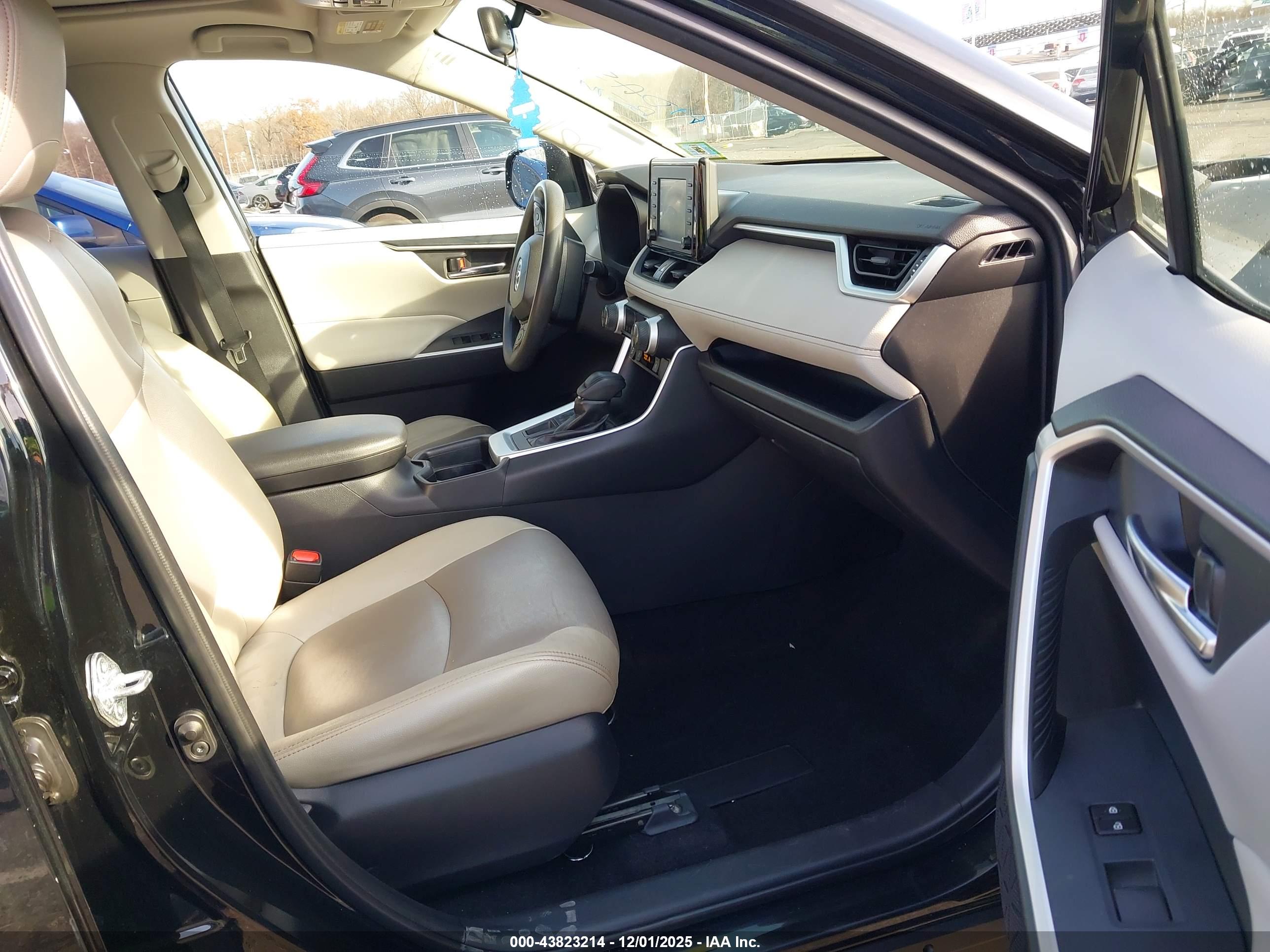 TOYOTA RAV4 image 5