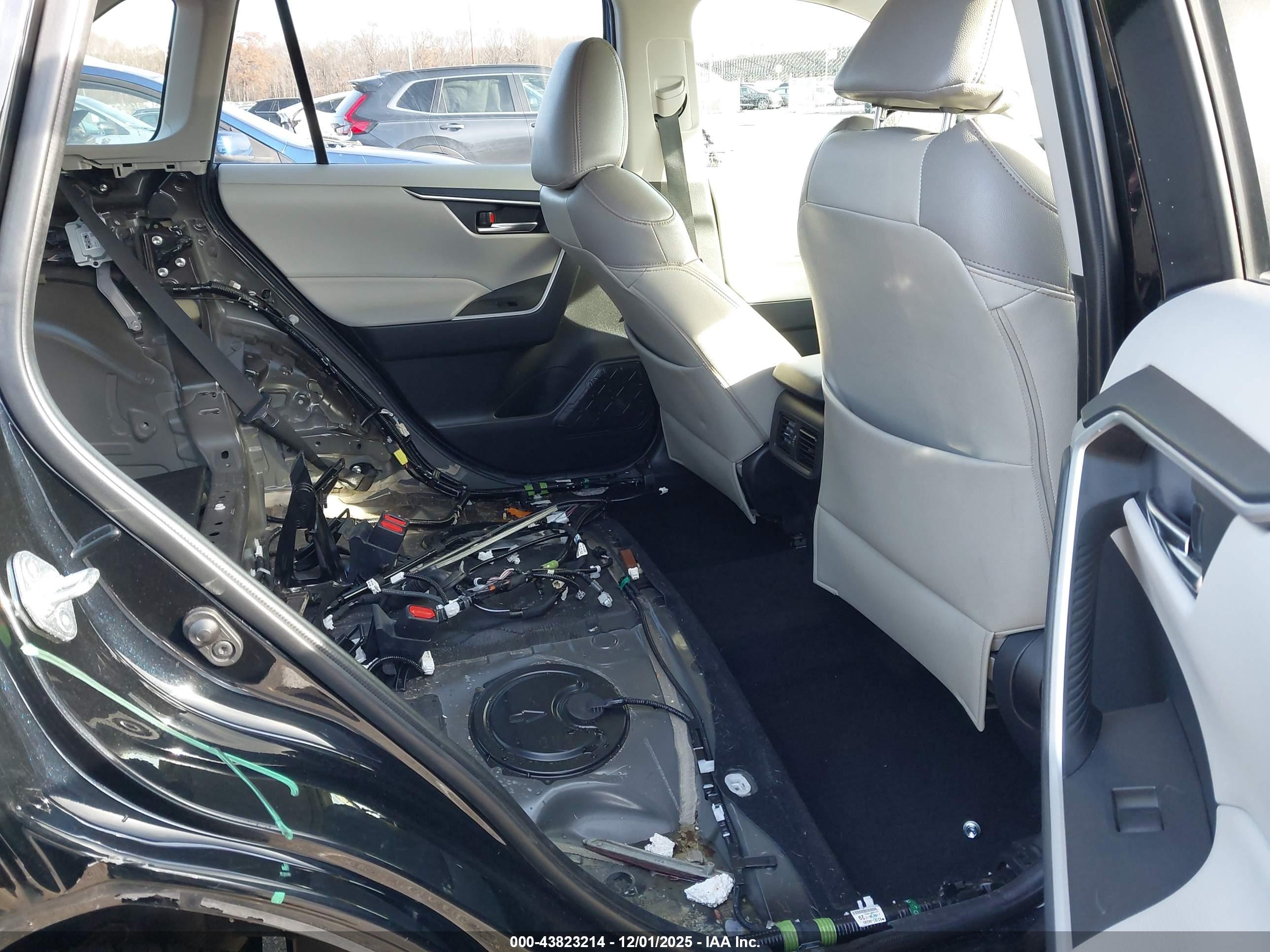 TOYOTA RAV4 image 8