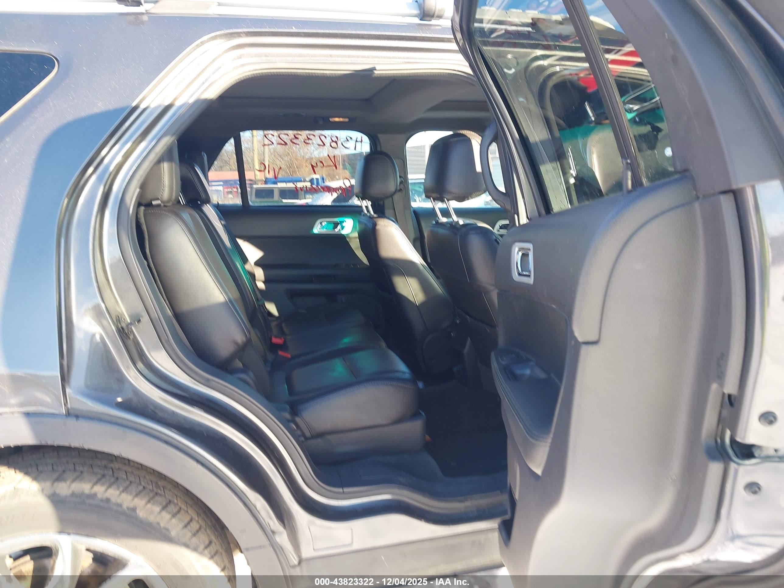 FORD EXPLORER image 8