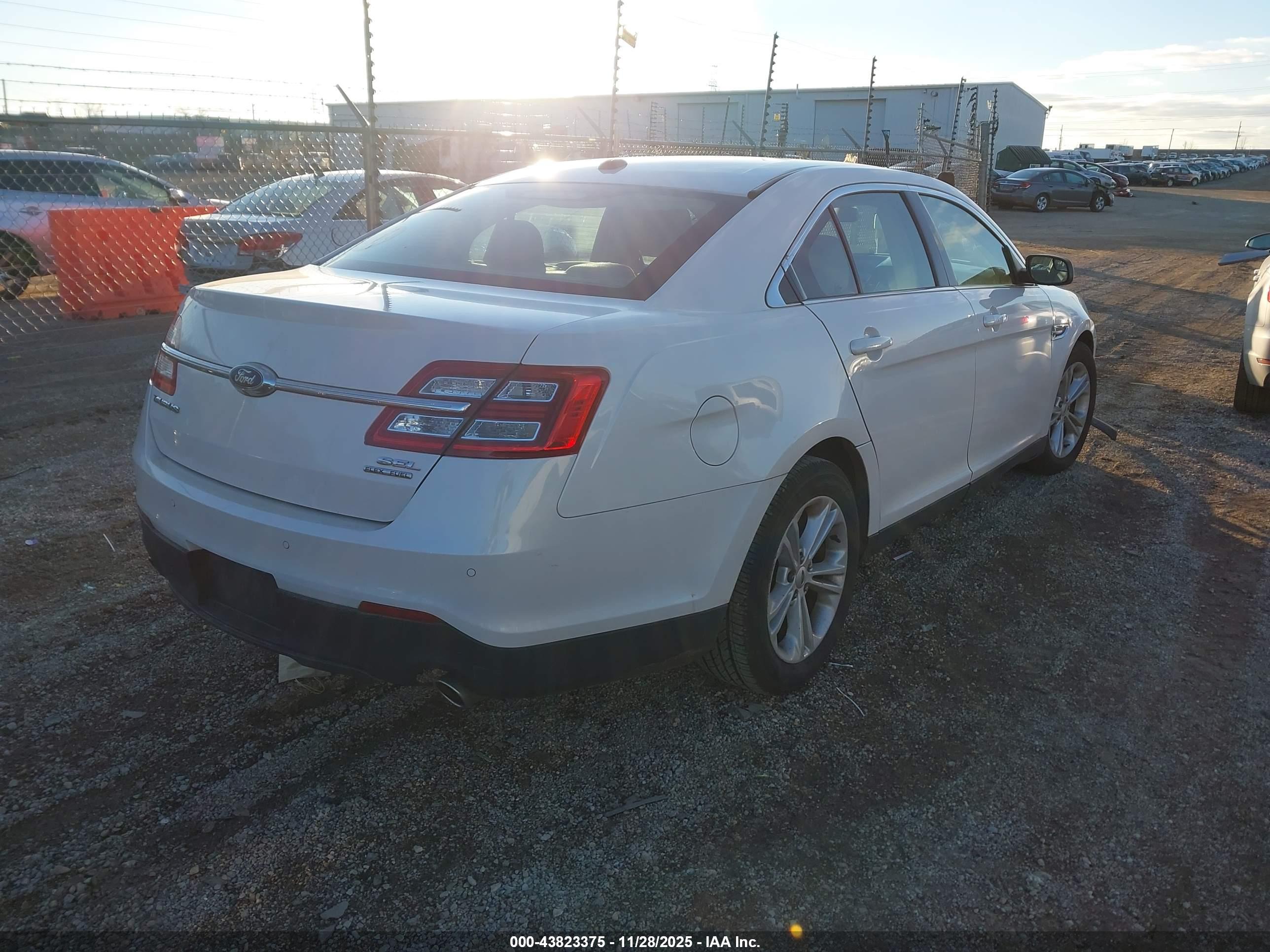 FORD TAURUS image 4