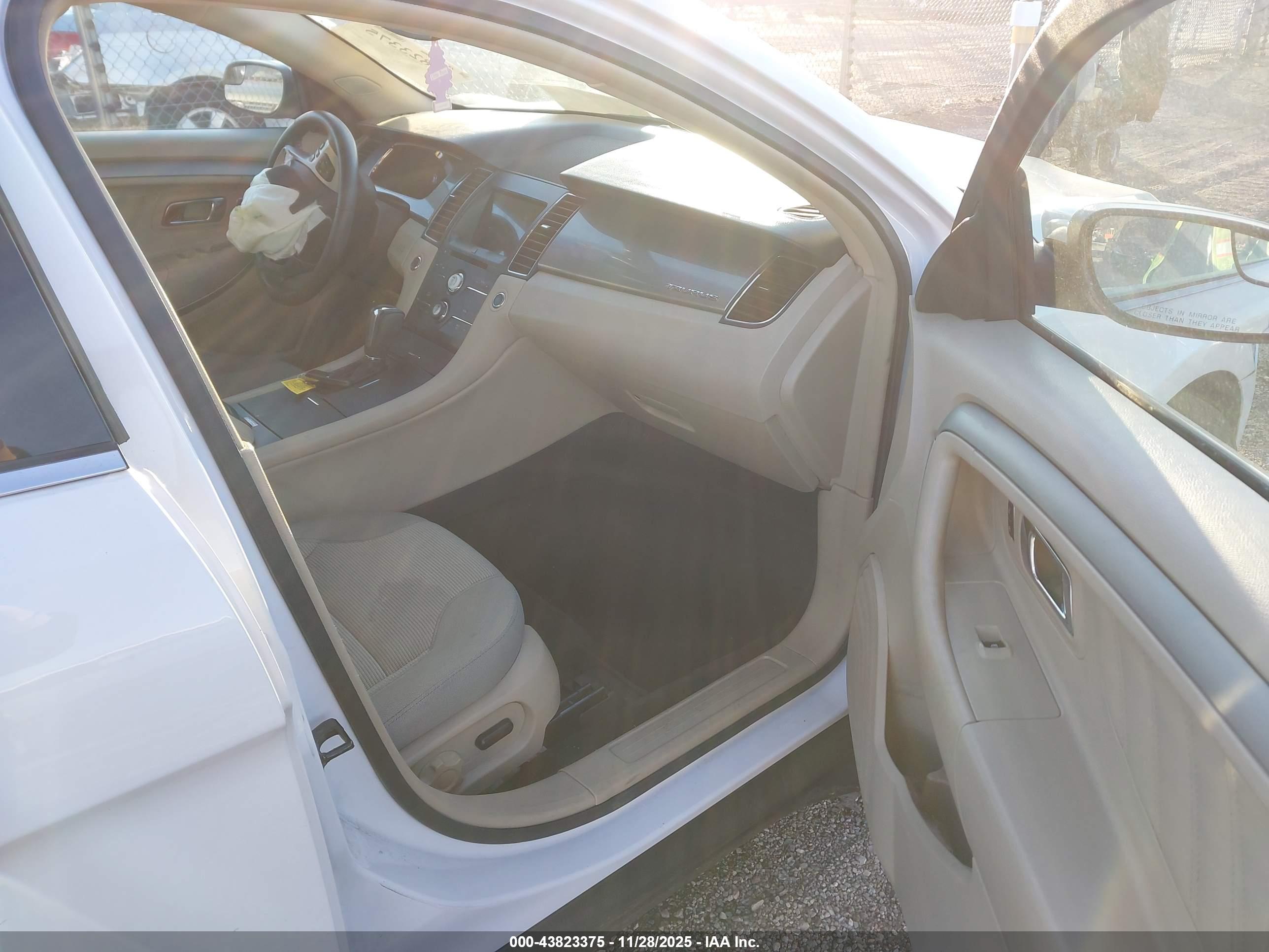 FORD TAURUS image 5