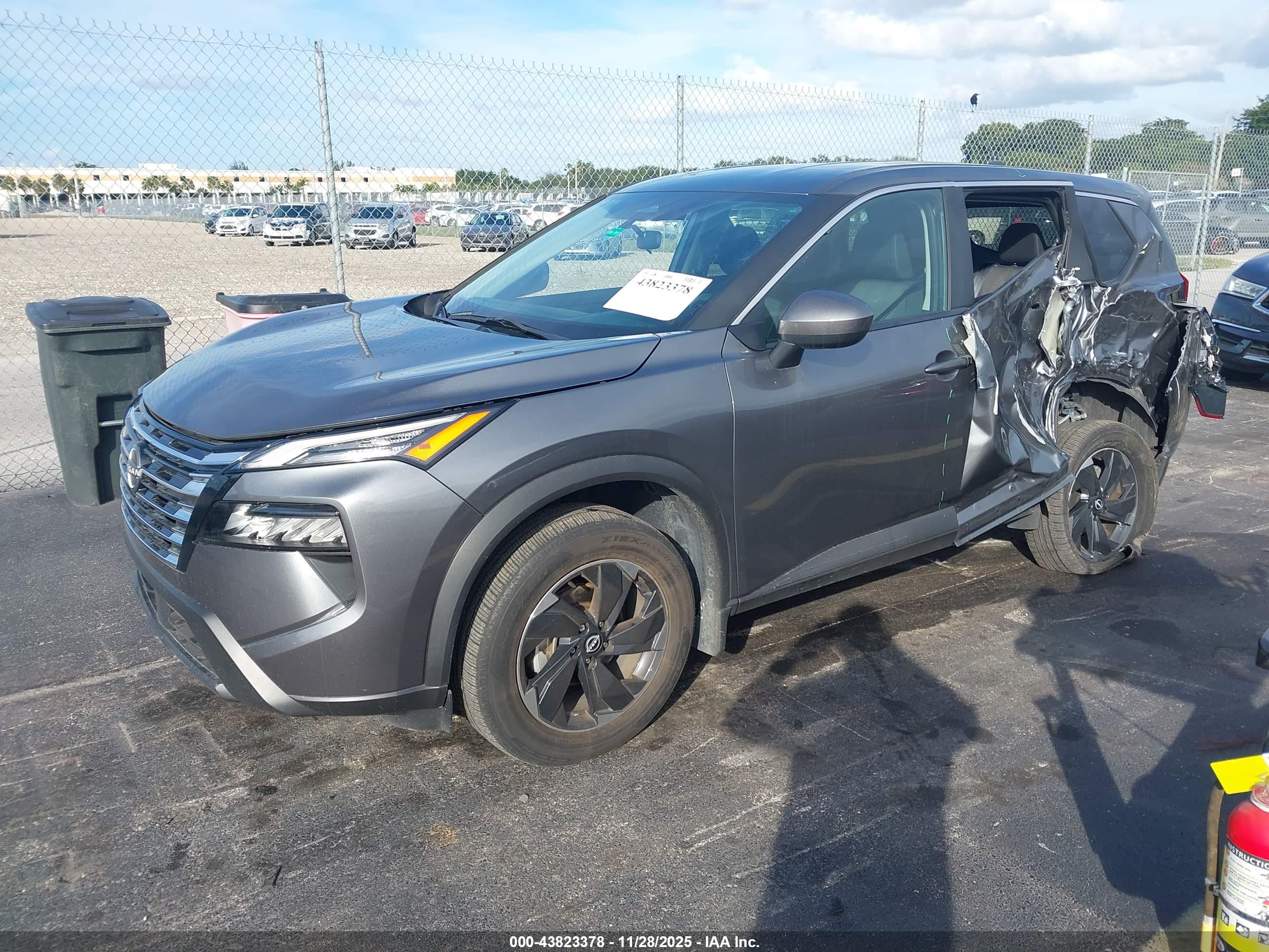 NISSAN ROGUE image 2