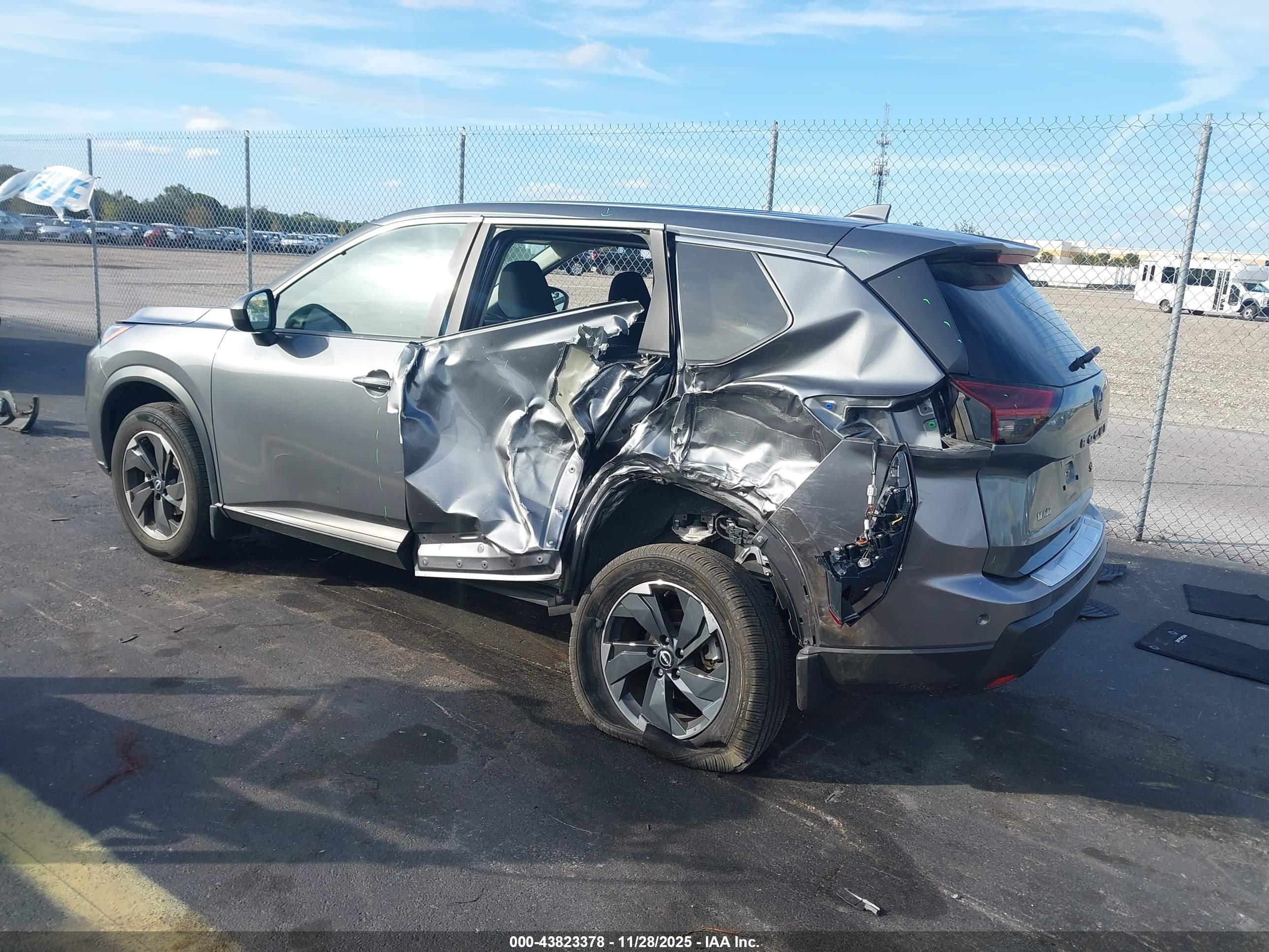 NISSAN ROGUE image 3