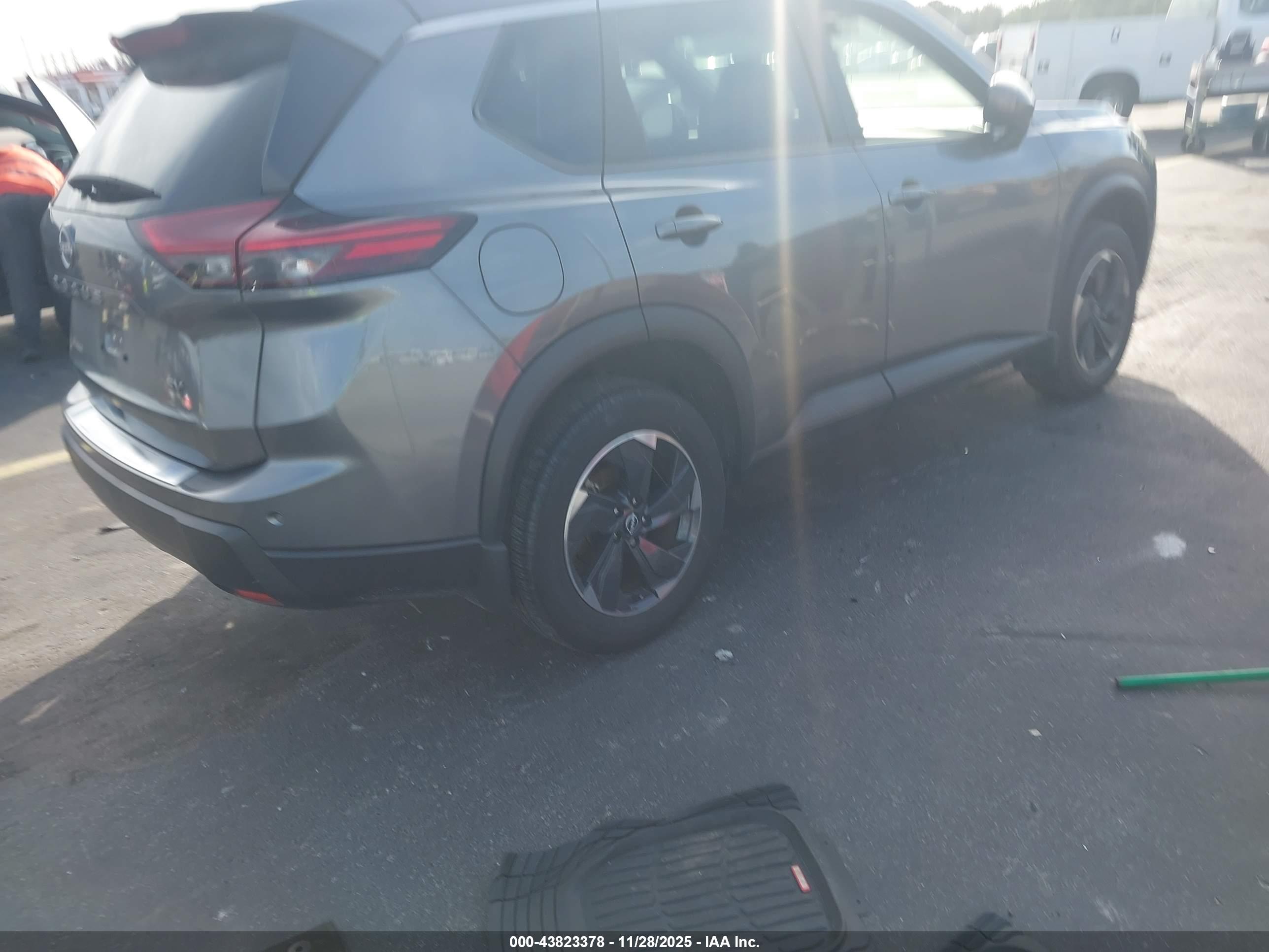 NISSAN ROGUE image 4