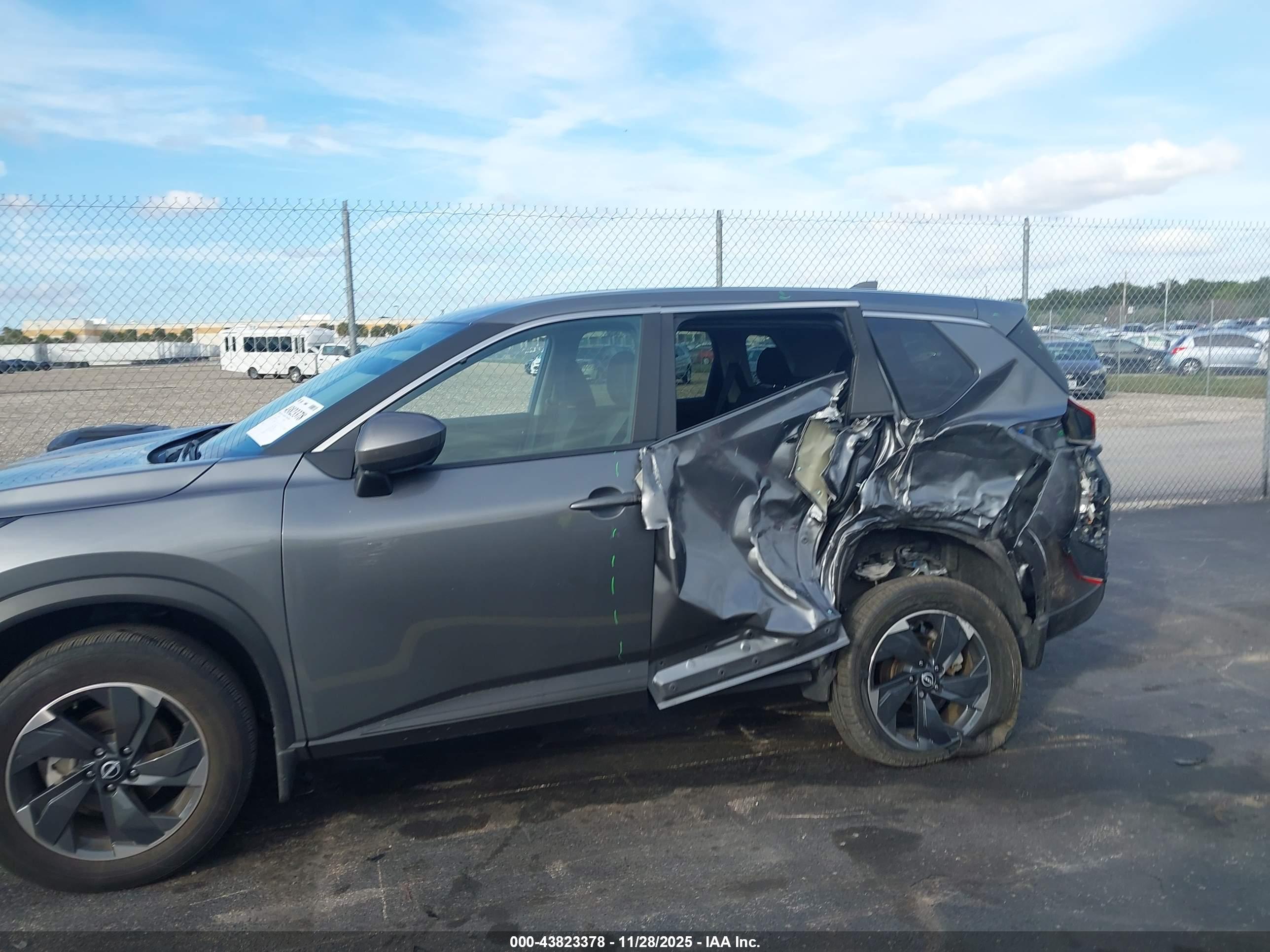 NISSAN ROGUE image 6