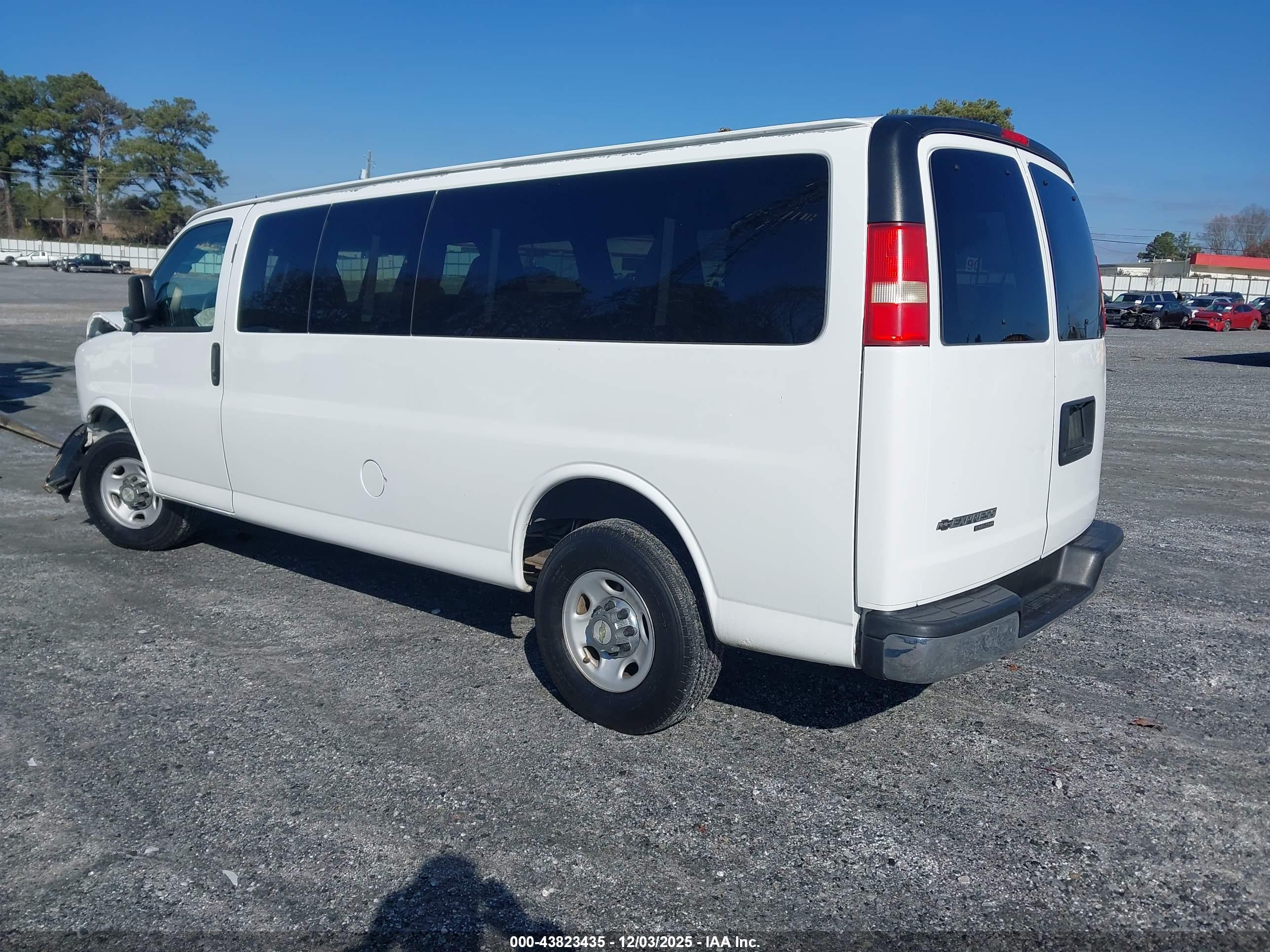CHEVROLET EXPRESS image 3
