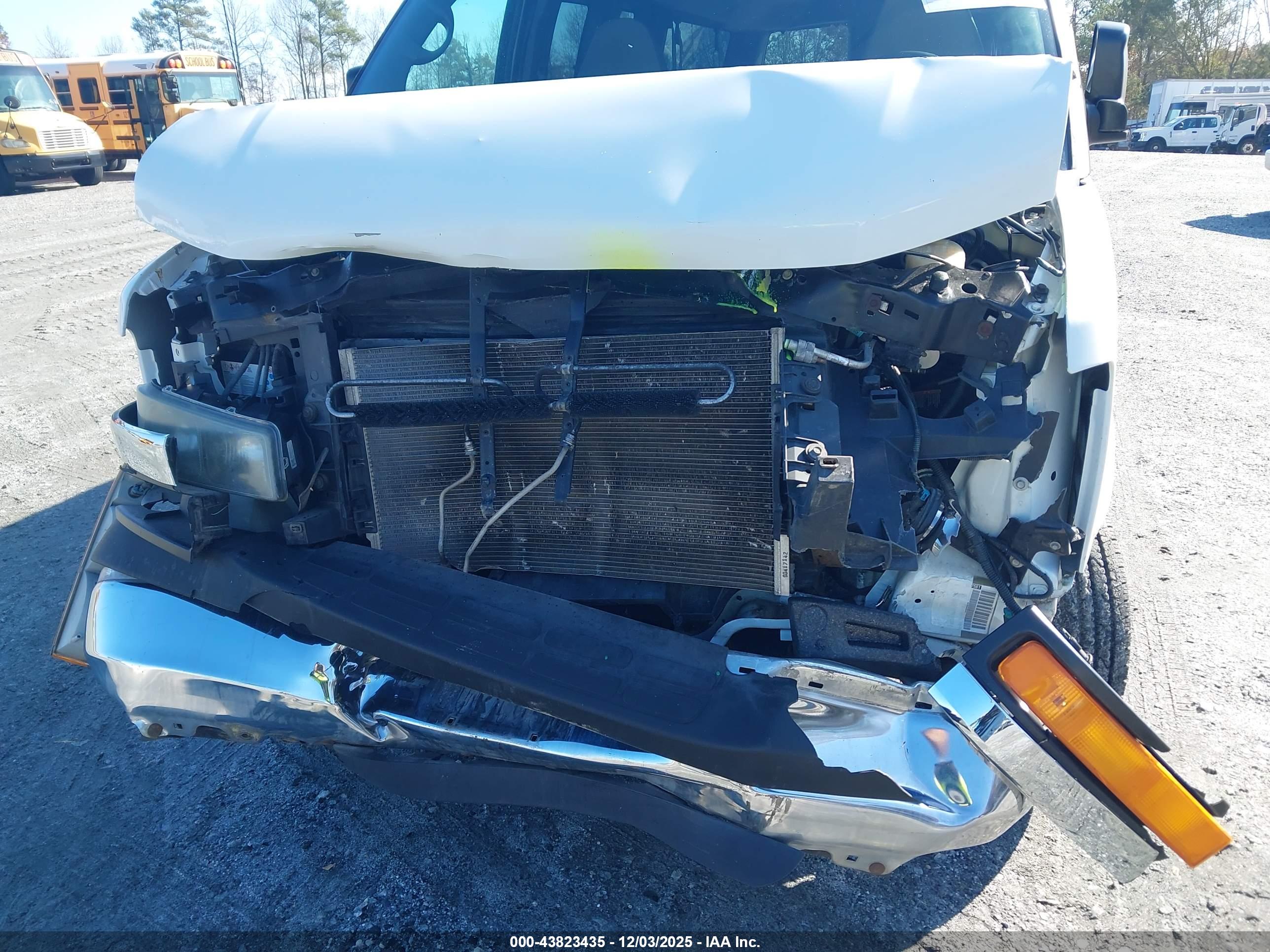 CHEVROLET EXPRESS image 6