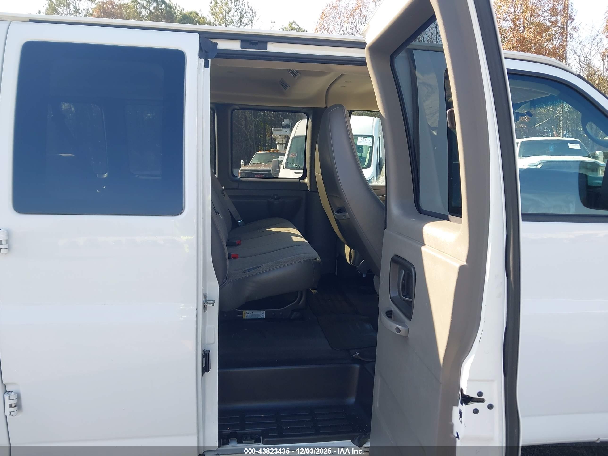 CHEVROLET EXPRESS image 8
