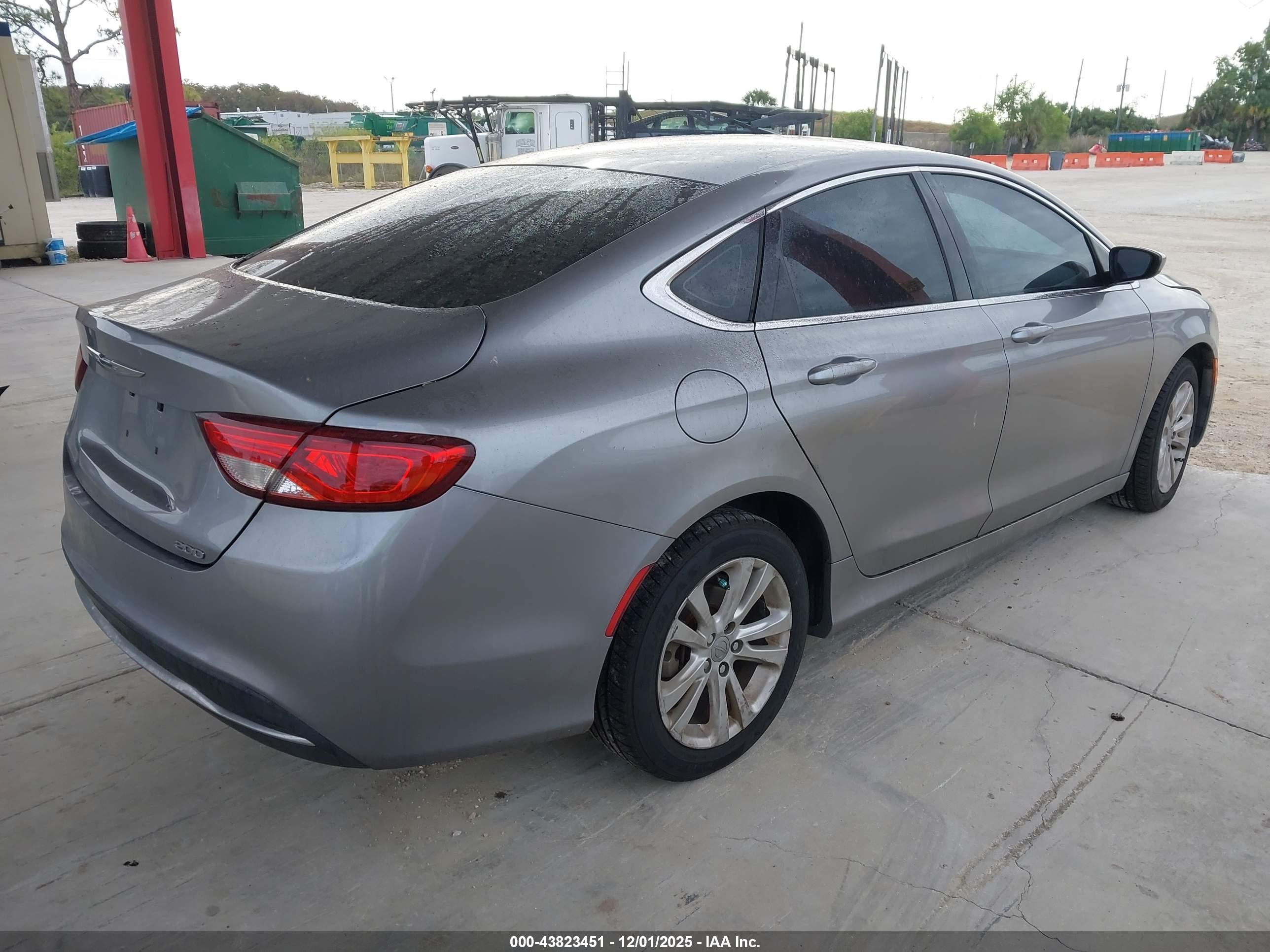 CHRYSLER 200 image 4