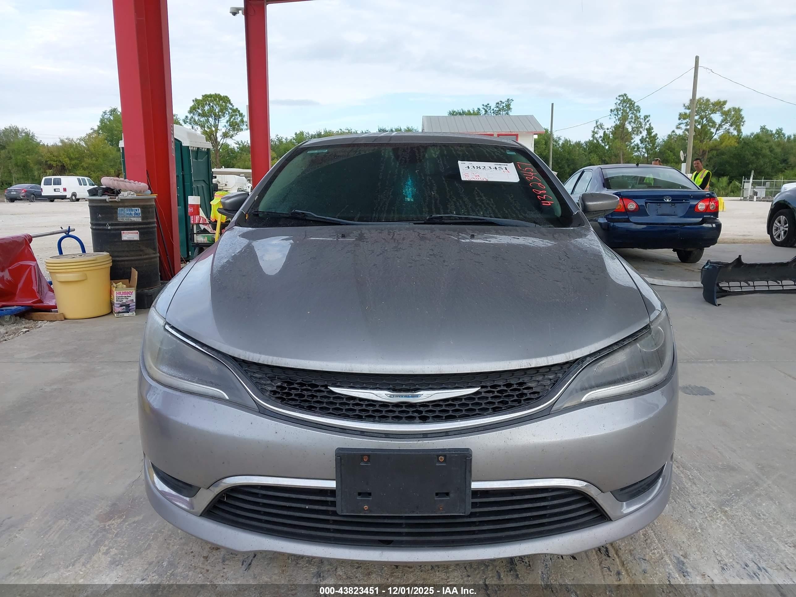 CHRYSLER 200 image 6