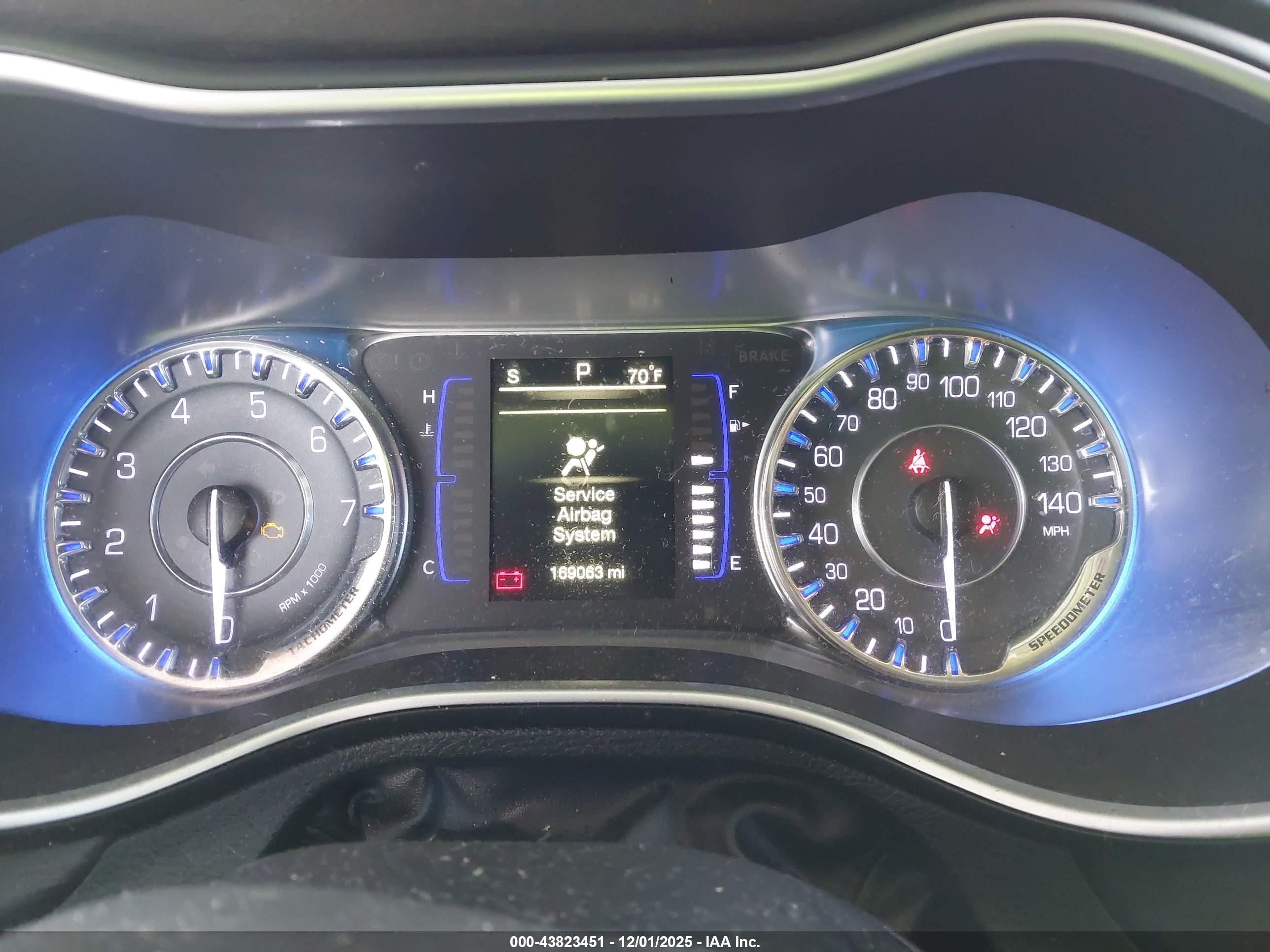 CHRYSLER 200 image 7