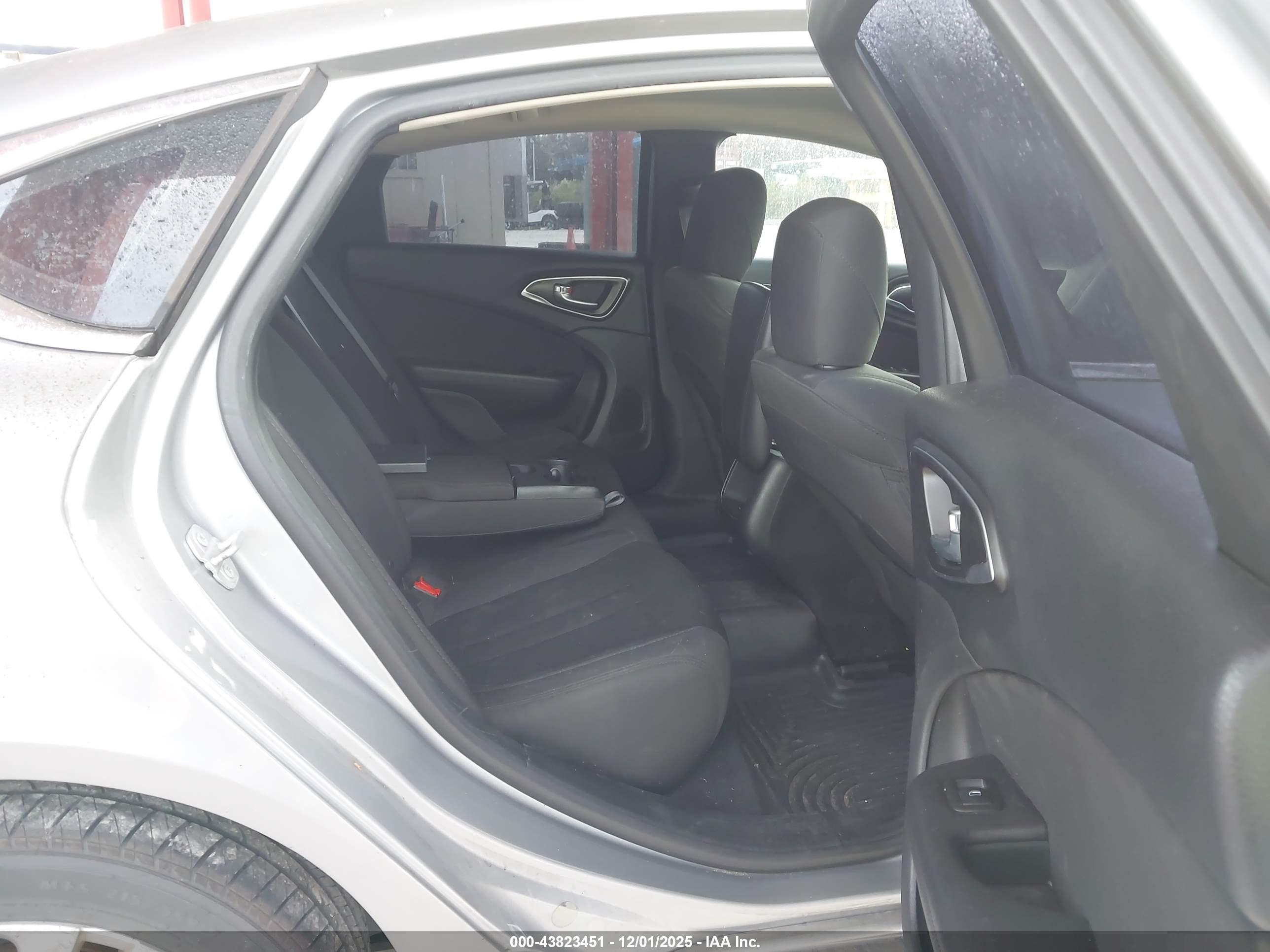 CHRYSLER 200 image 8