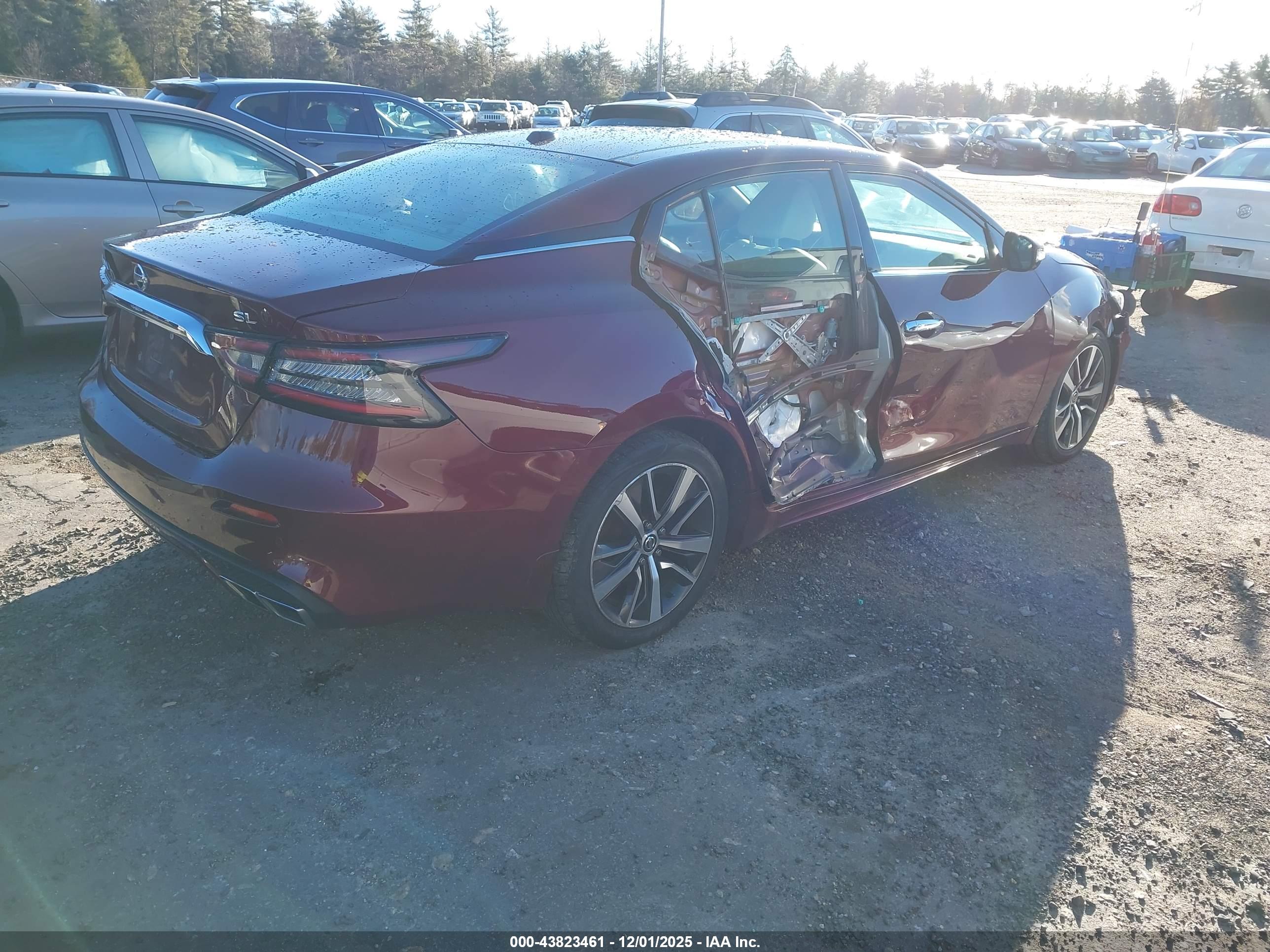 NISSAN MAXIMA image 4