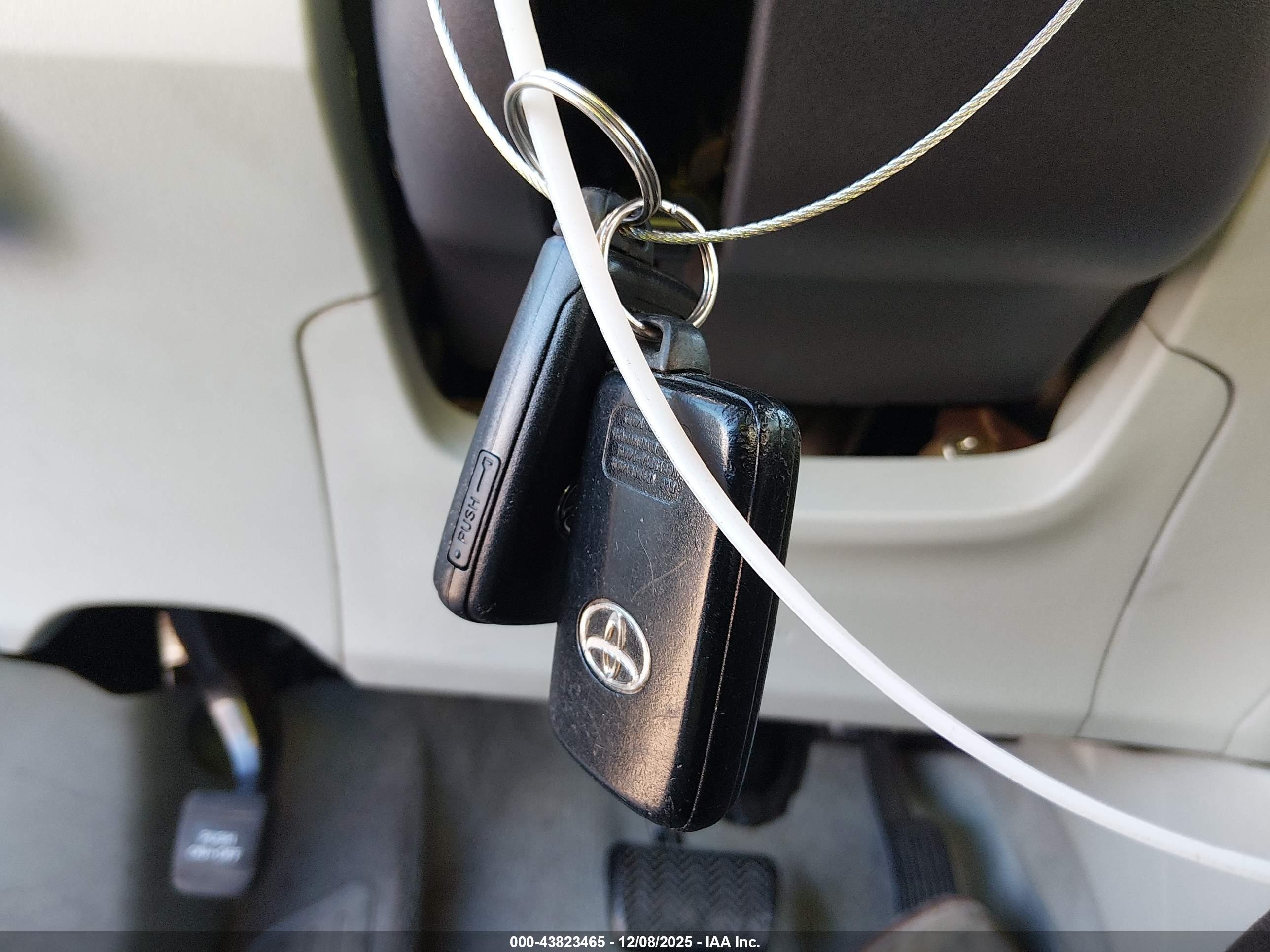 TOYOTA PRIUS image 11