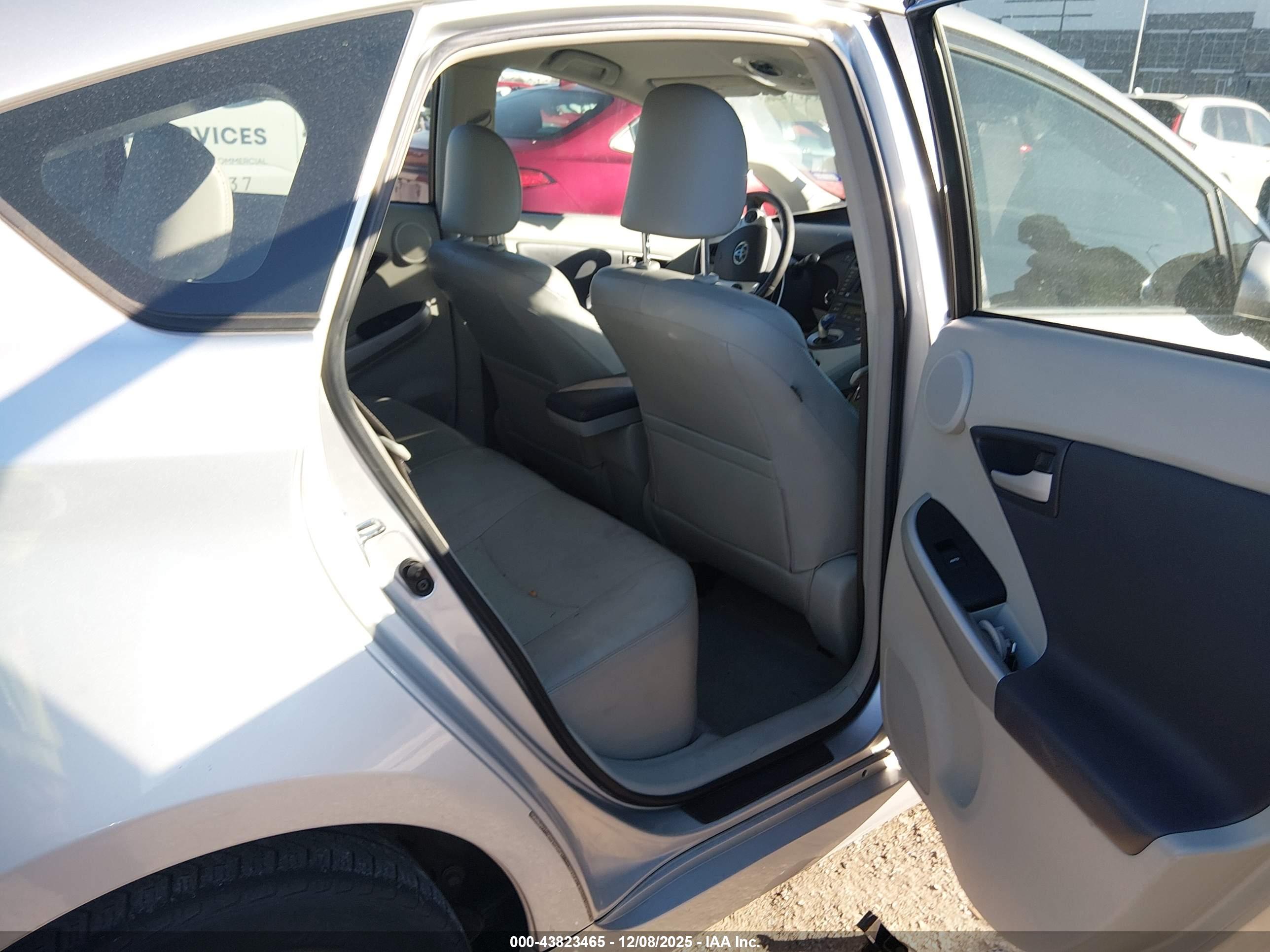 TOYOTA PRIUS image 8