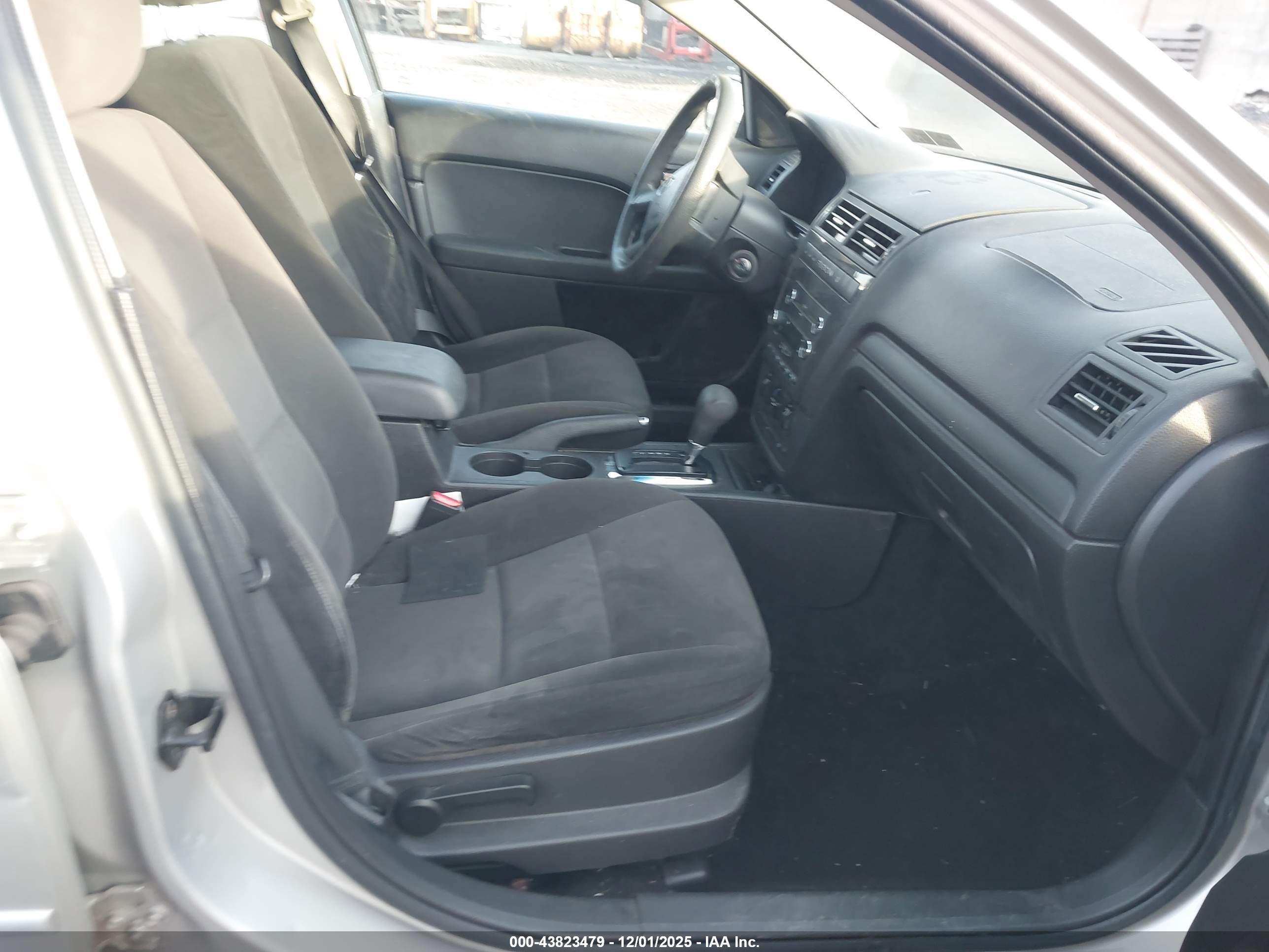FORD FUSION image 5