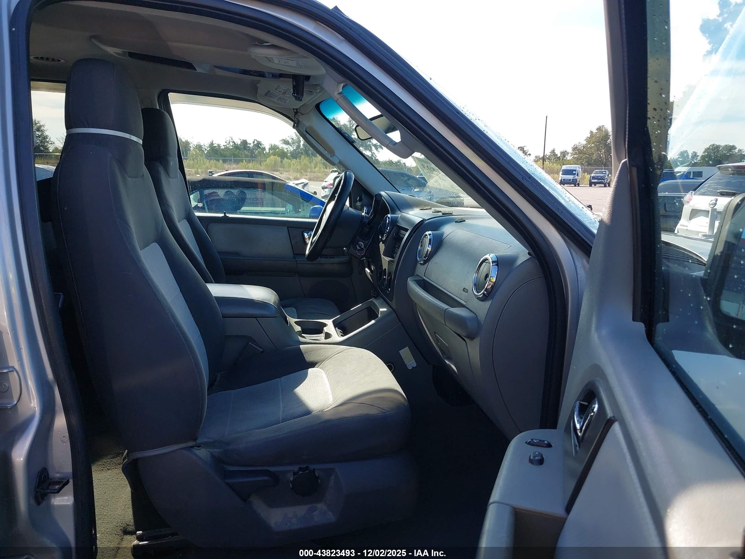FORD EXPEDITION image 5