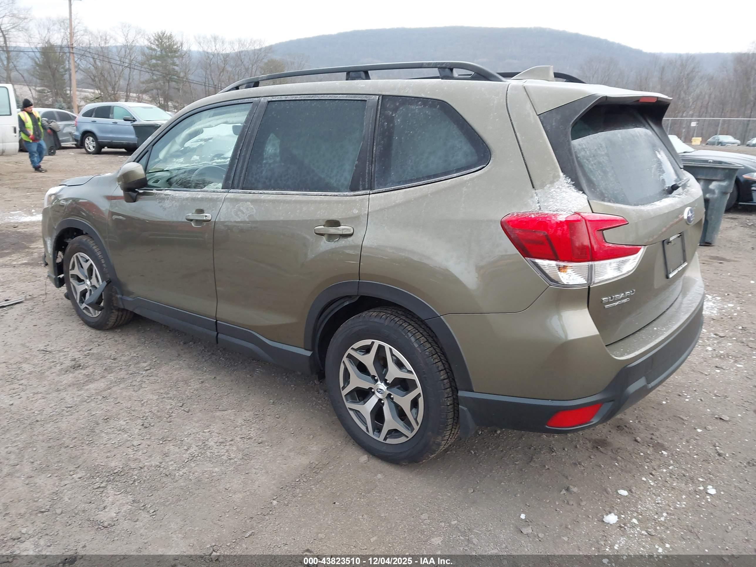SUBARU FORESTER image 3