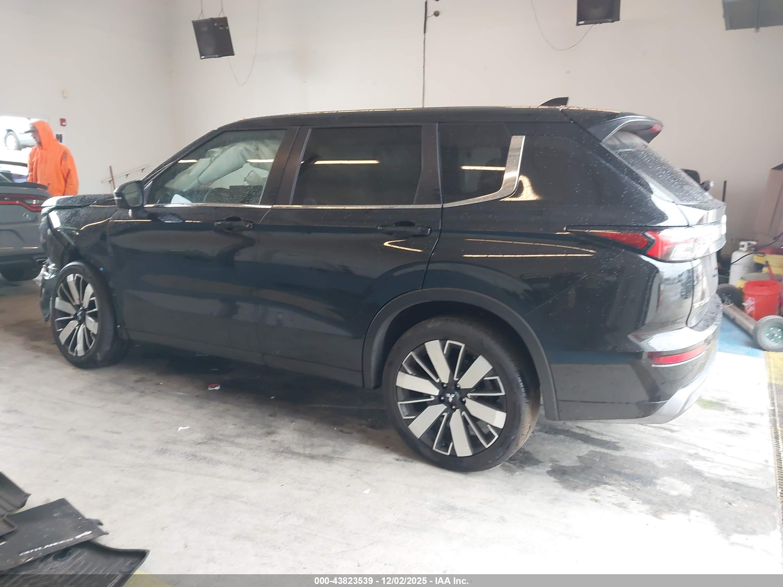 MITSUBISHI OUTLANDER image 3