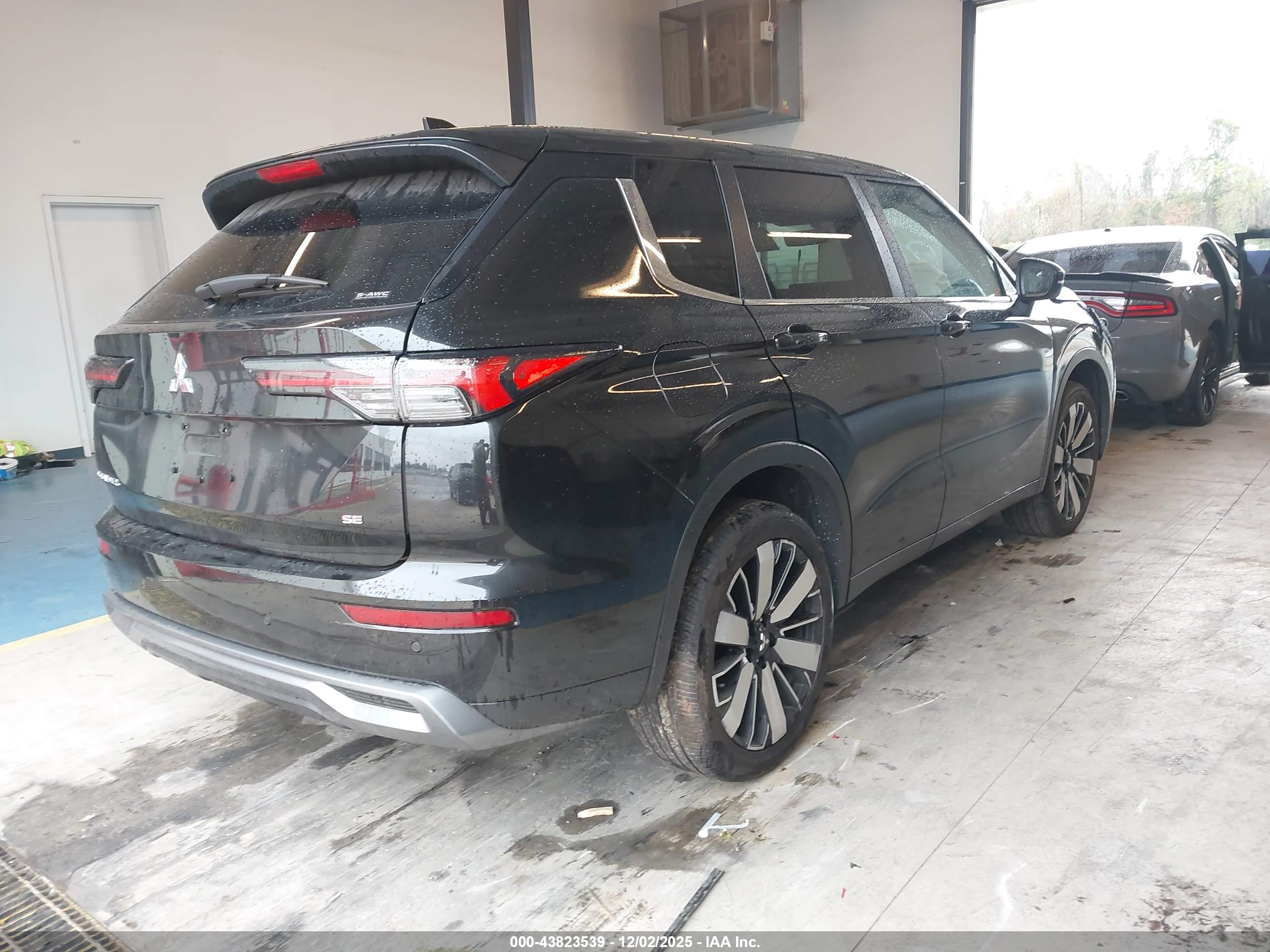 MITSUBISHI OUTLANDER image 4