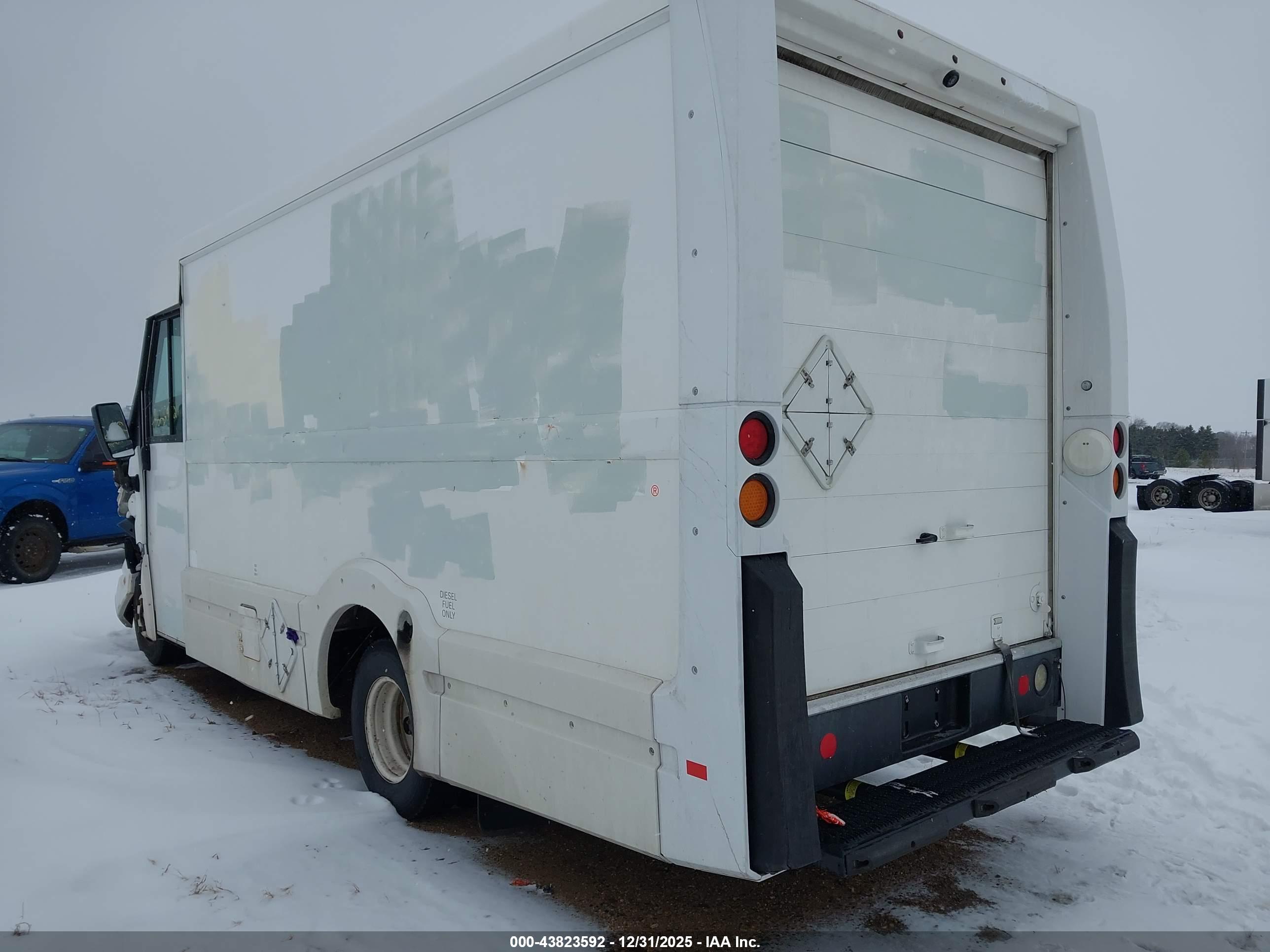 ISUZU NPR image 3