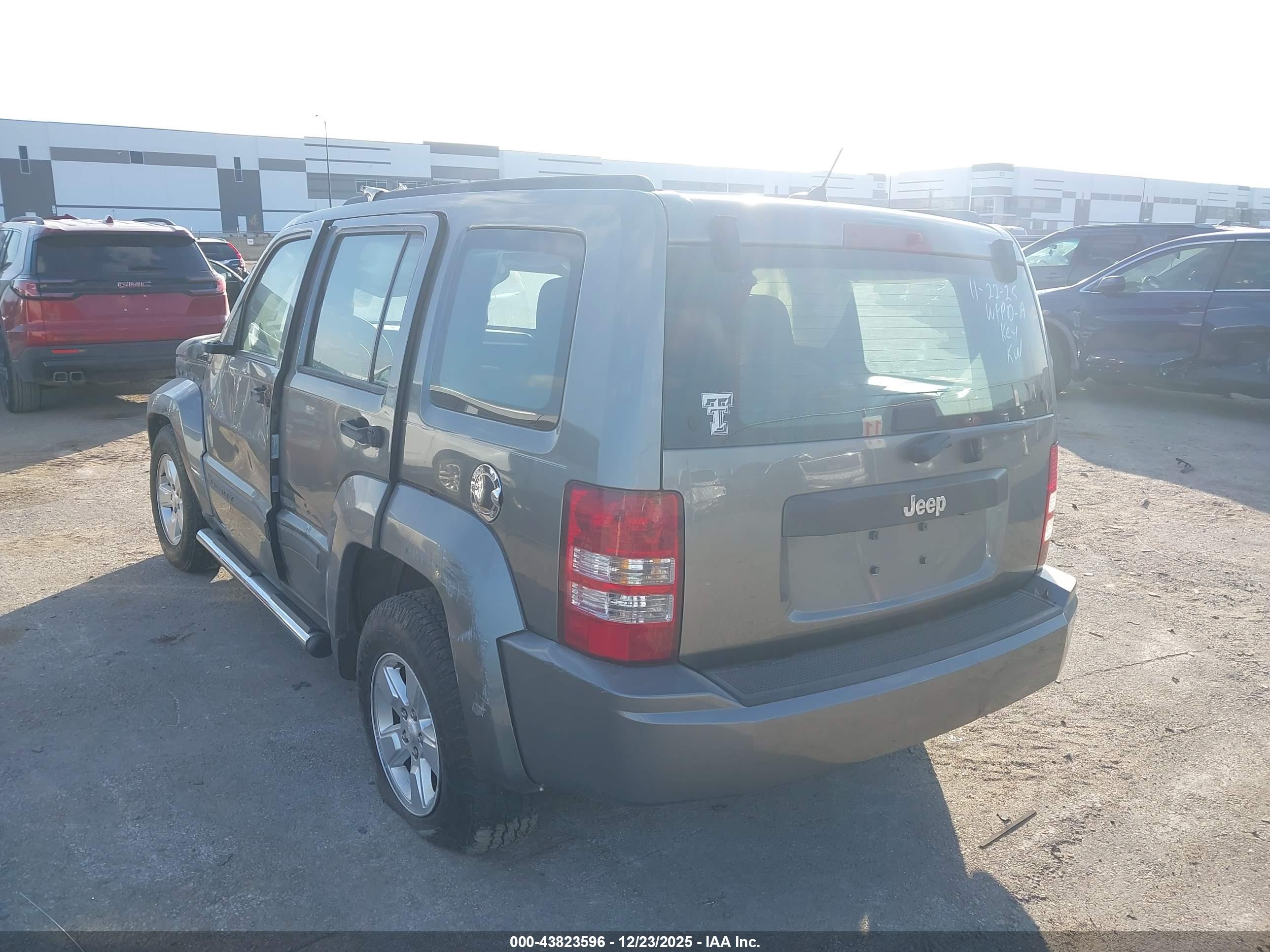 JEEP LIBERTY image 3