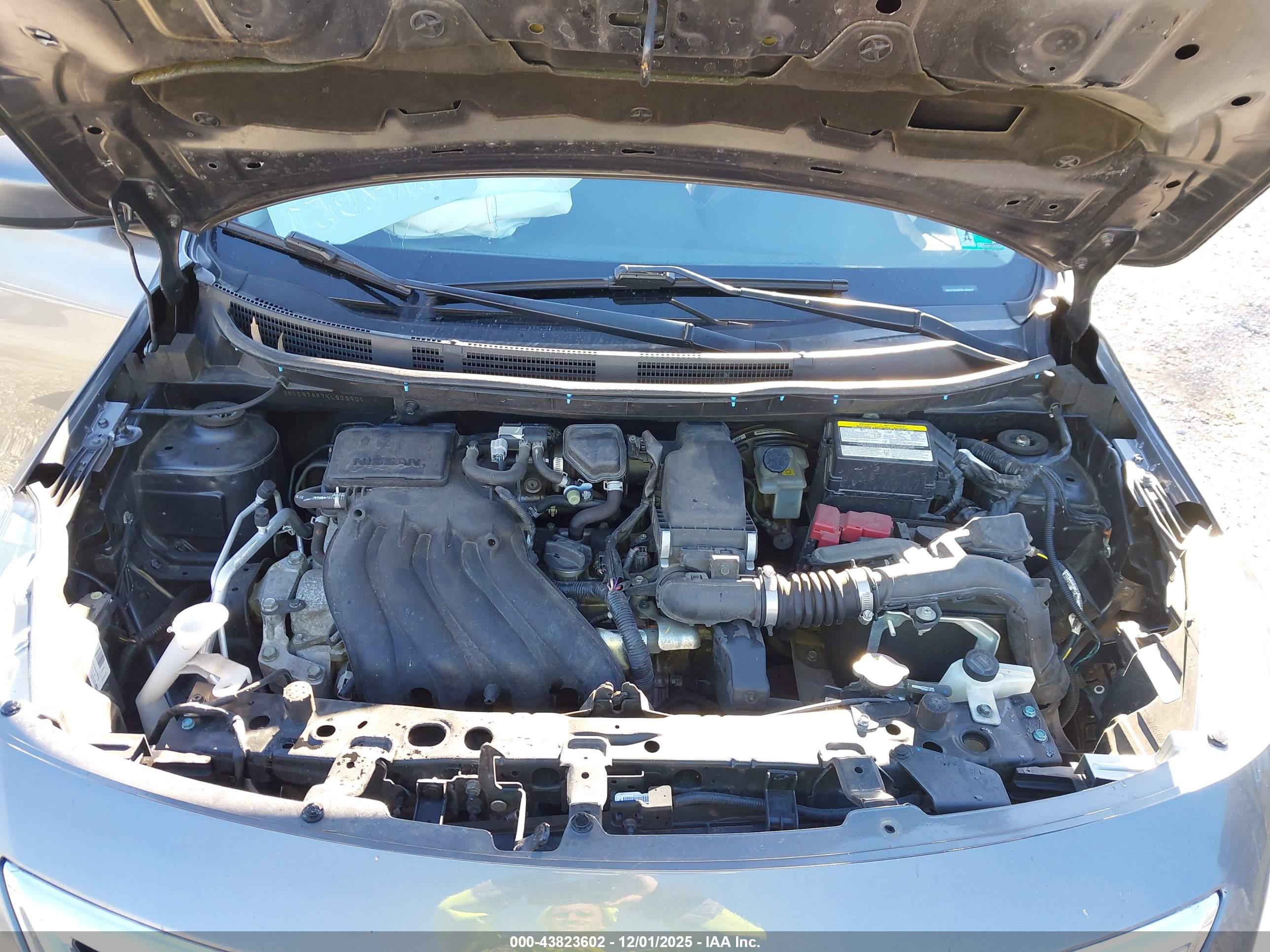 NISSAN VERSA image 10