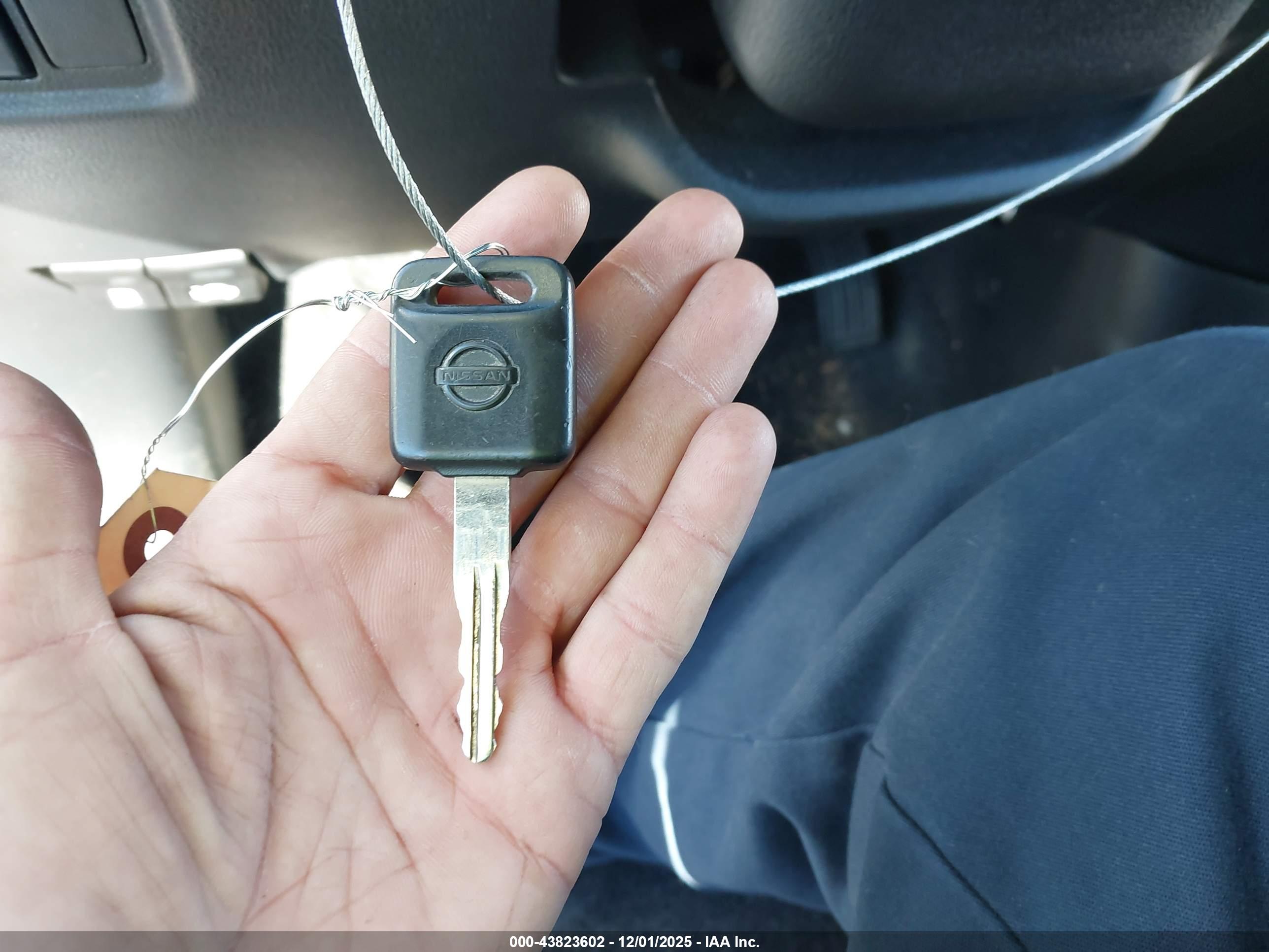 NISSAN VERSA image 11