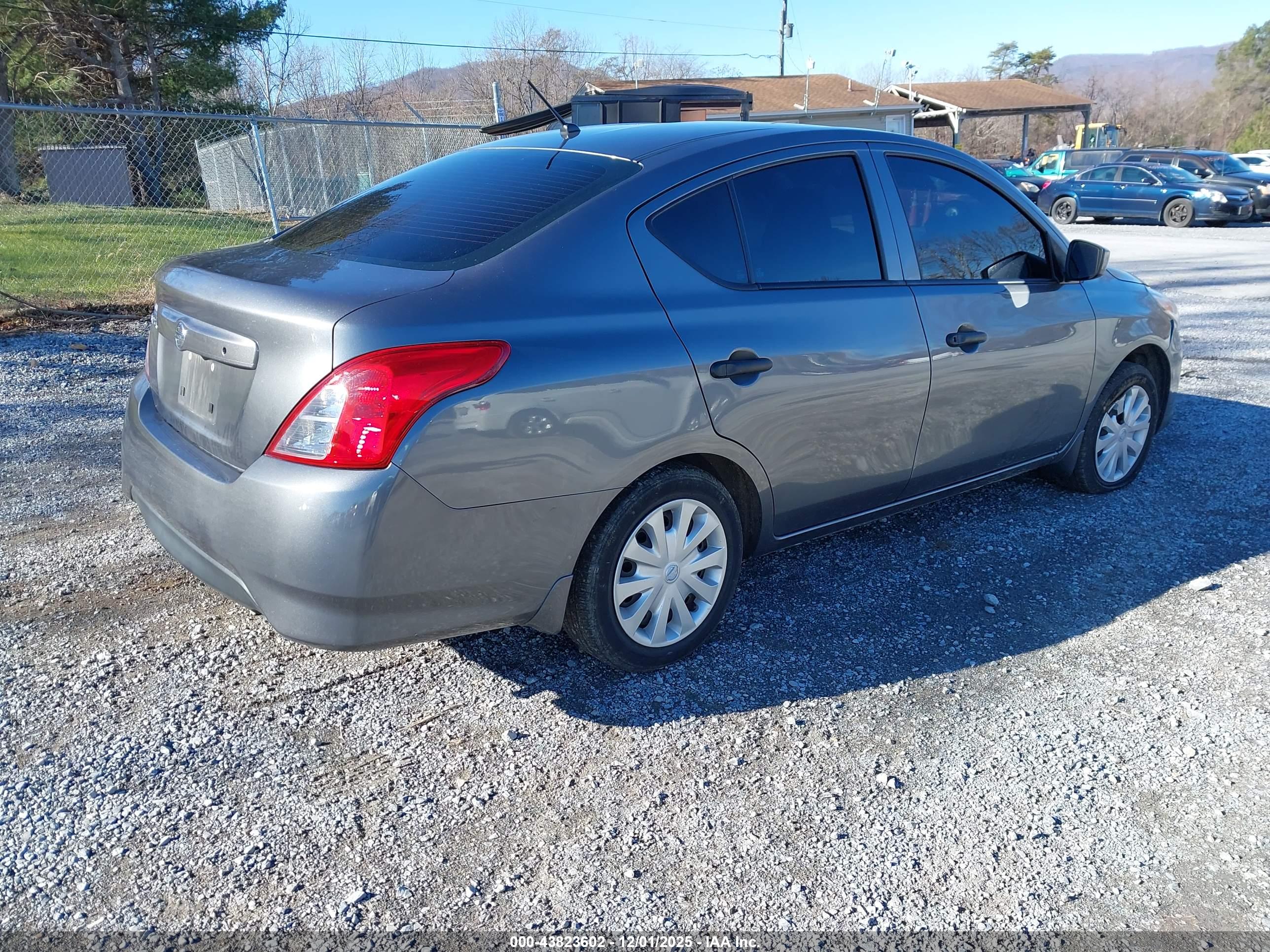NISSAN VERSA image 4
