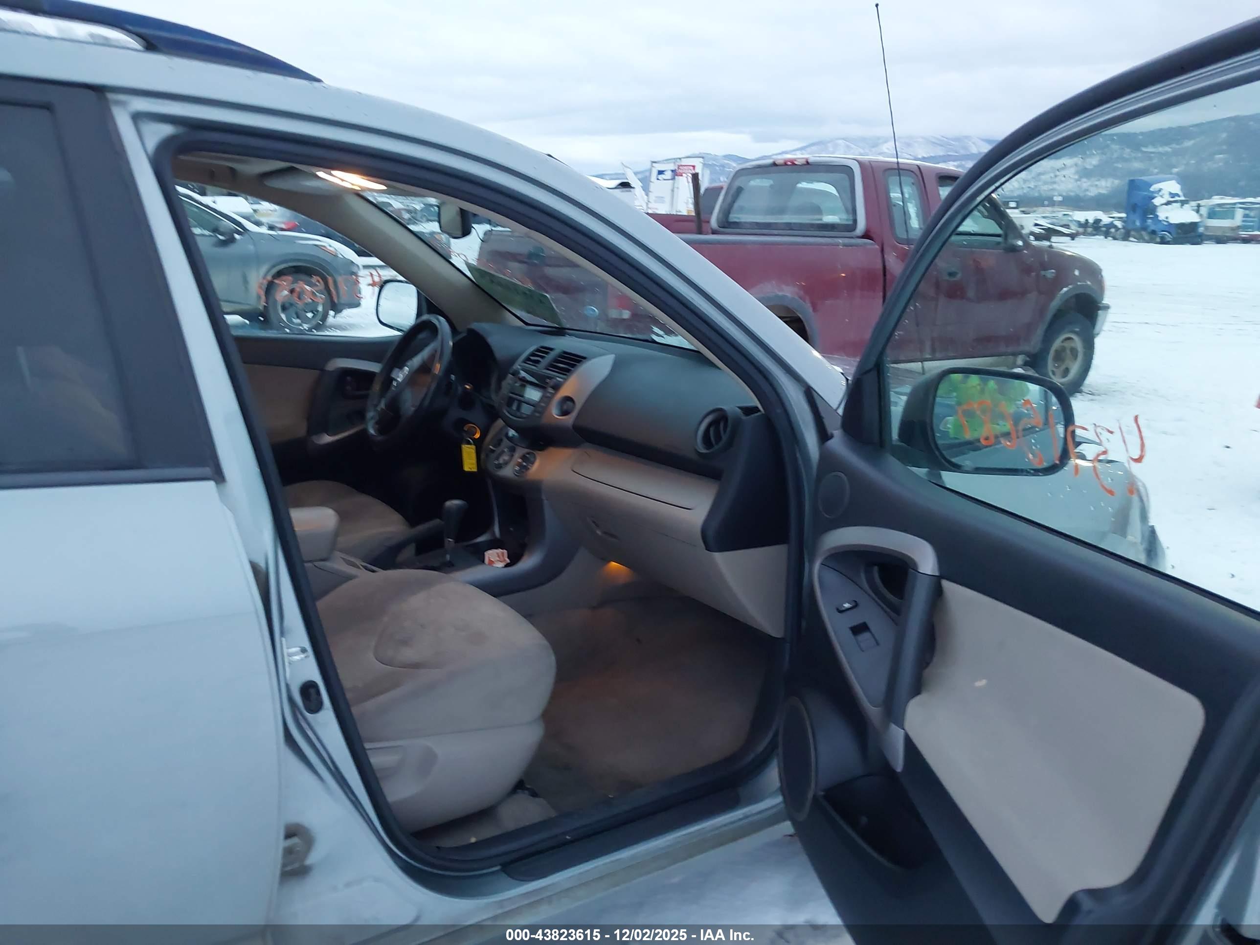 TOYOTA RAV4 image 5
