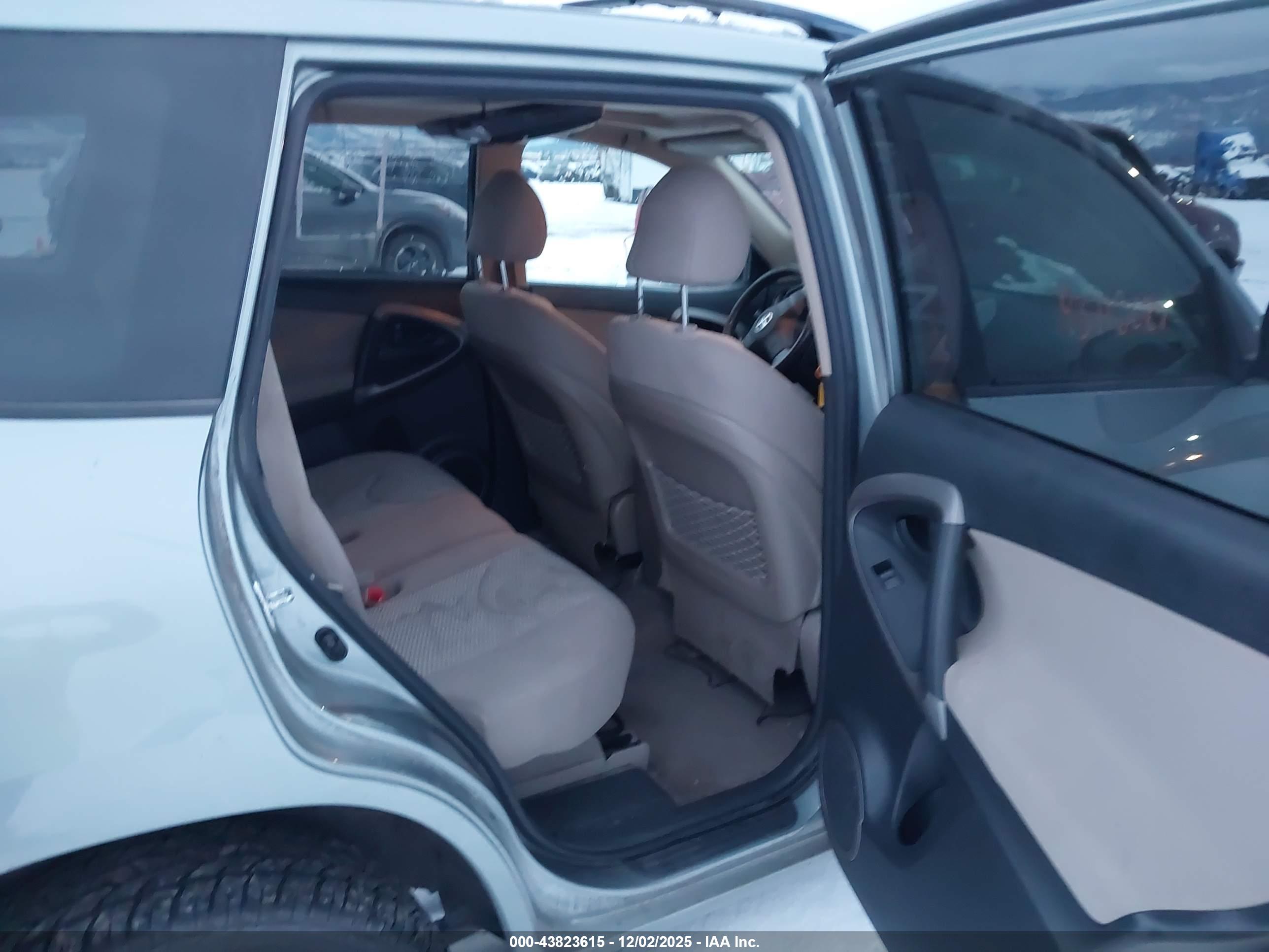 TOYOTA RAV4 image 8