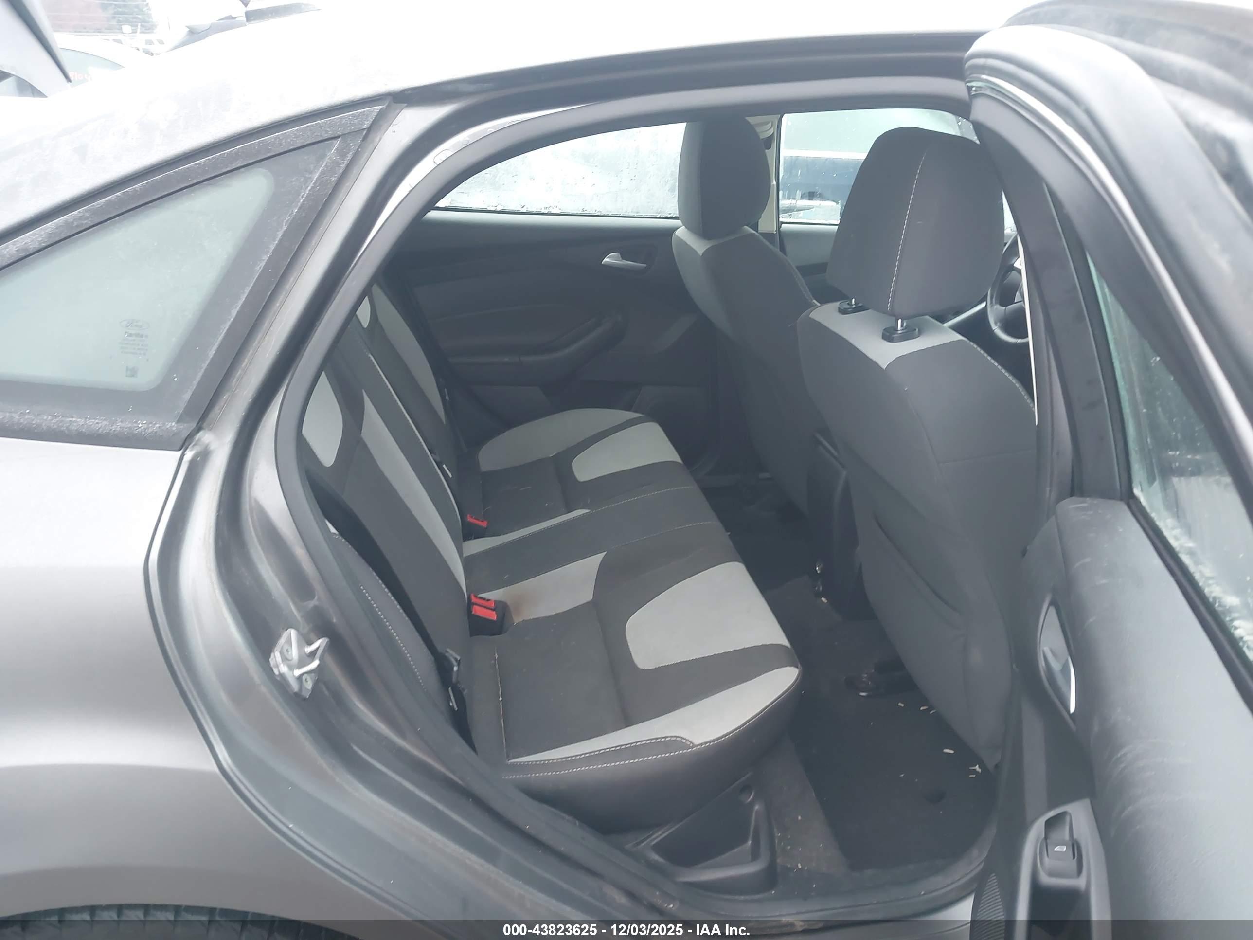 FORD FOCUS image 8