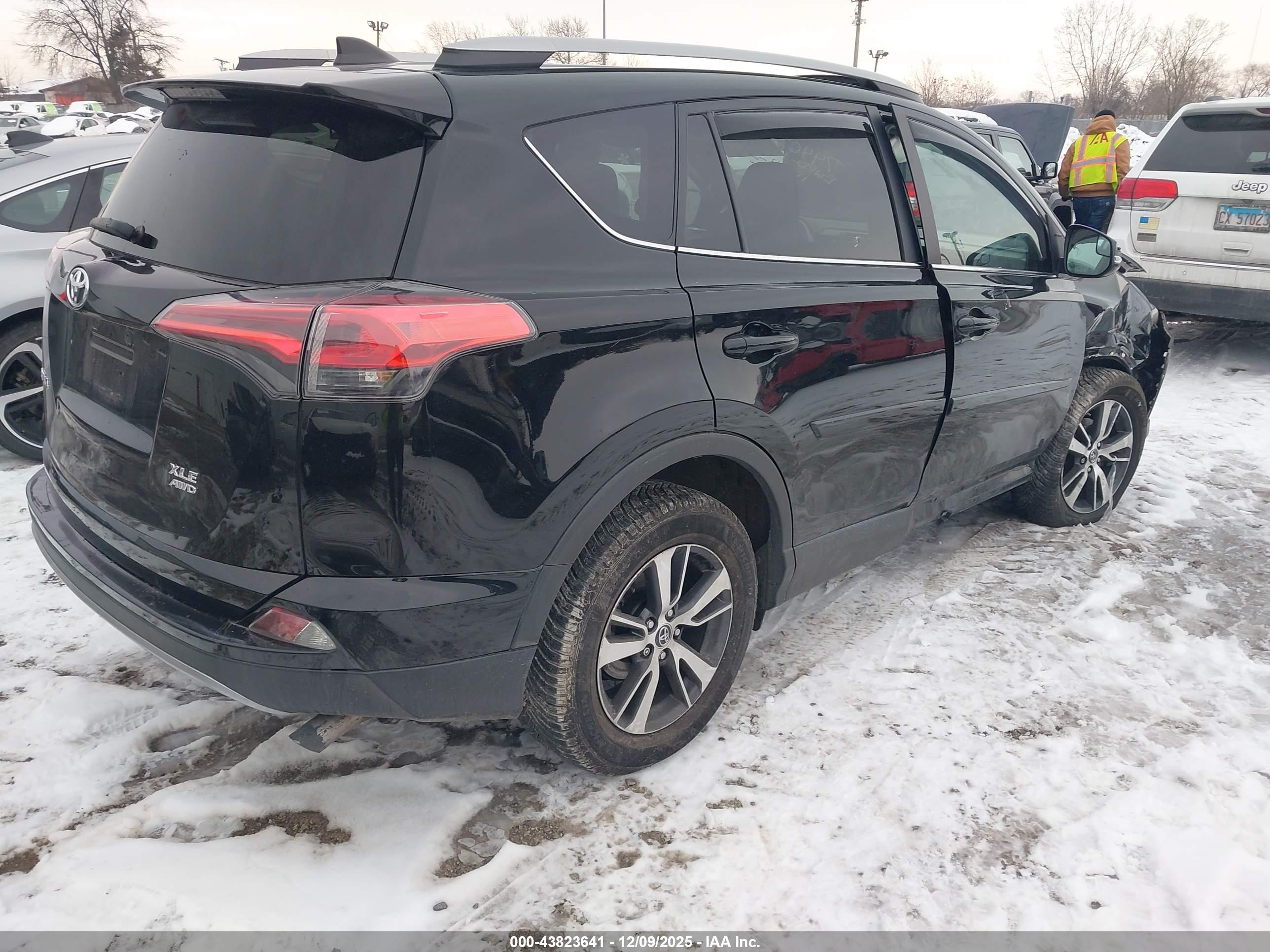 TOYOTA RAV4 image 4